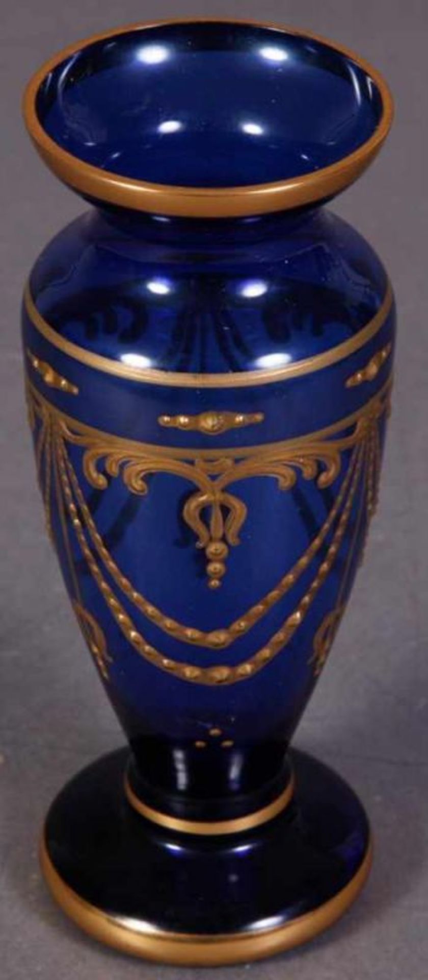 Blaue Tischvase/Glasvase mit reichem Golddekor, um 1900. Höhe 16,5 cm. - Image 2 of 5