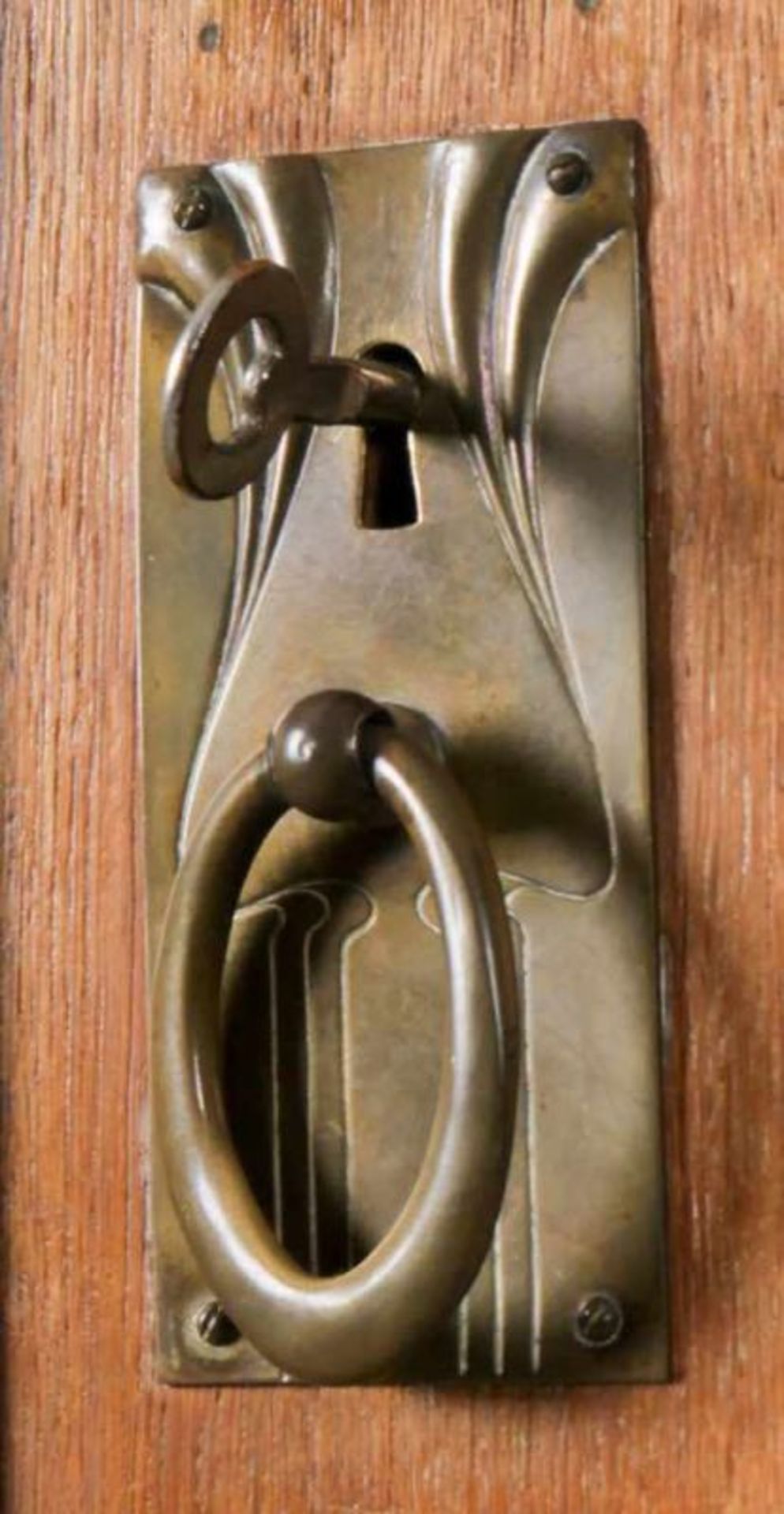 Großer Kleiderschrank, Jugendstil um 1900/20. Eiche hell. Voll zerlegbarer Korpus. Unrestaurierter - Image 4 of 9