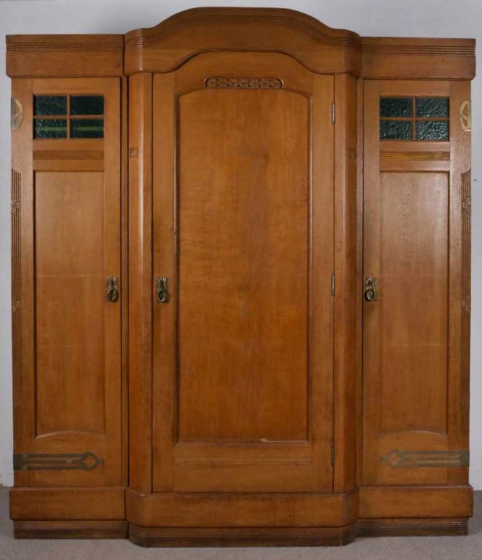 Großer Kleiderschrank, Jugendstil um 1900/20. Eiche hell. Voll zerlegbarer Korpus. Unrestaurierter