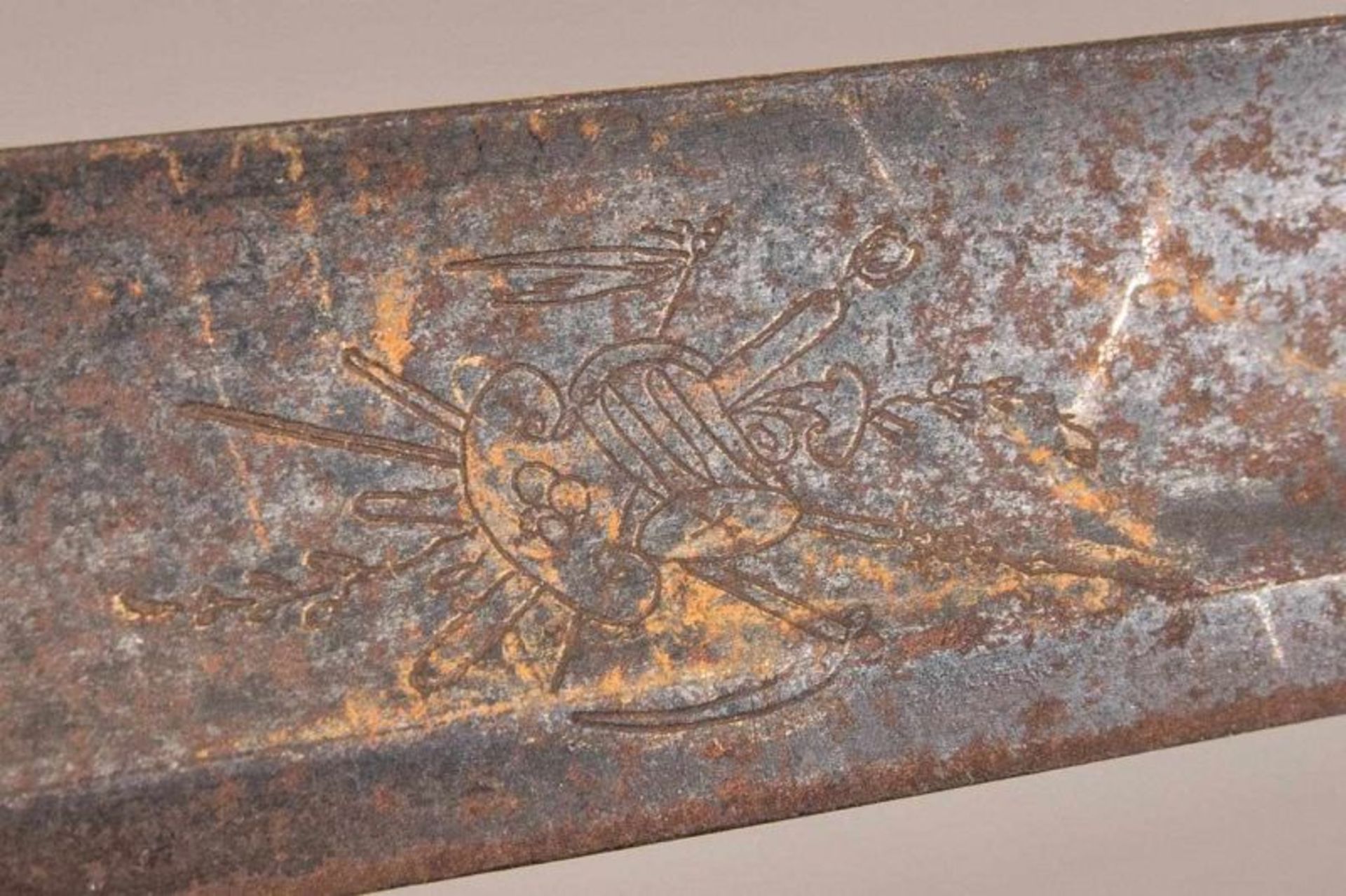 Säbel, Mitte 18. Jhd., gebogene Klinge mit Ätzdekor, teilweise goldtauschiert, Klingenrücken mit "W" - Image 7 of 8