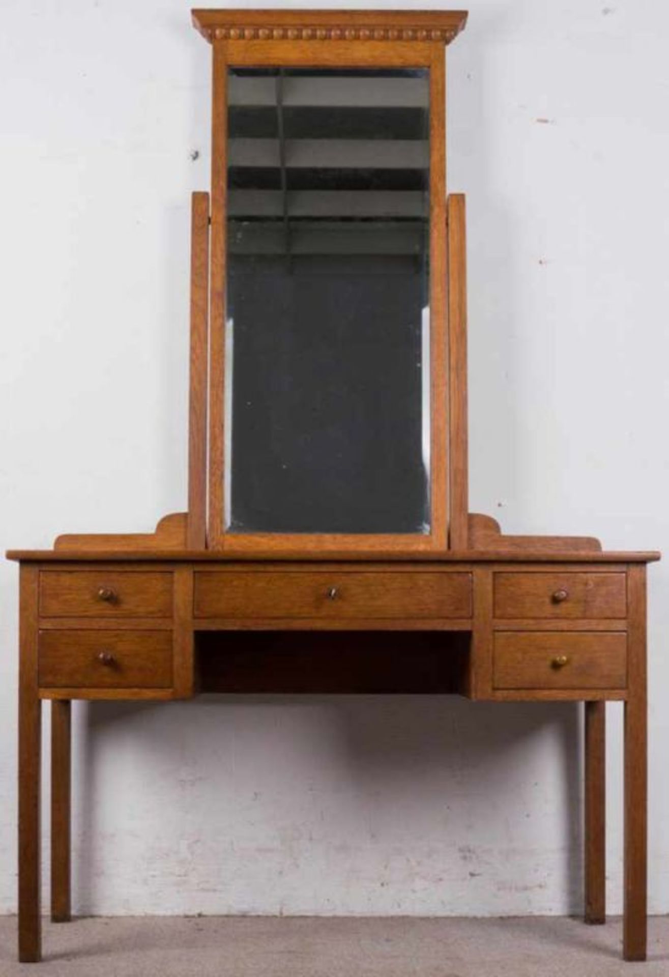 Frisiertisch. Eiche. 1920er/30er Jahre. Tisch mit hohen schlanken Beinen, darauf montierter Spiegel.