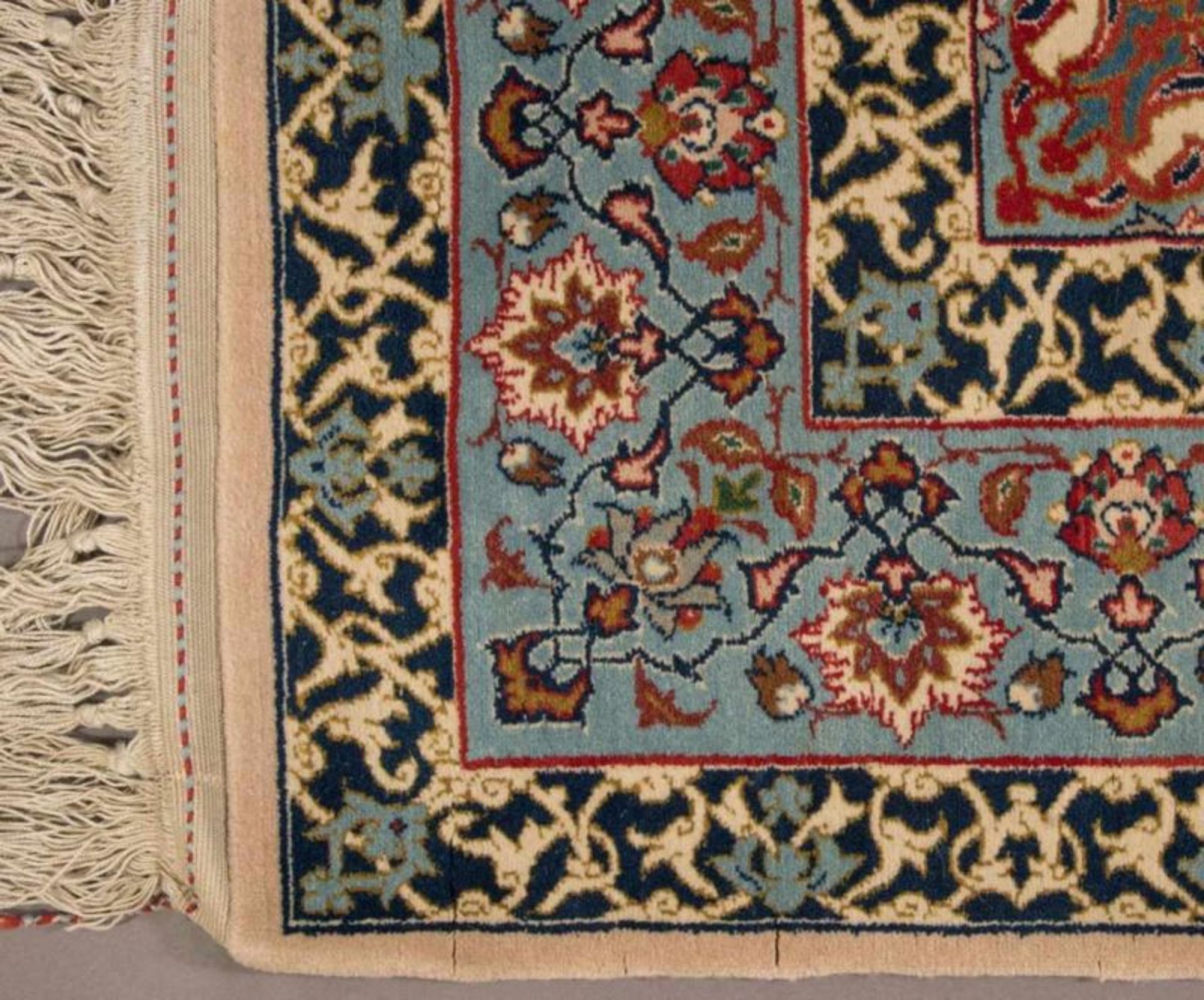 Feine Isfahan-Teppichbrücke, auf Seide, ca. 107 x 157 cm. Sehr schöner Erhaltungszustand. - Image 3 of 7