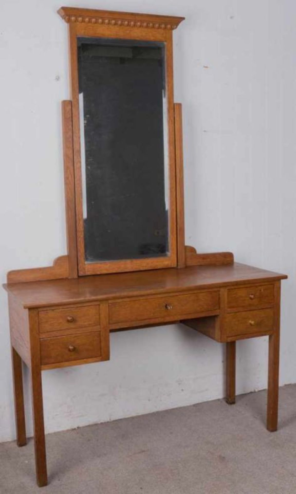 Frisiertisch. Eiche. 1920er/30er Jahre. Tisch mit hohen schlanken Beinen, darauf montierter Spiegel. - Image 3 of 5