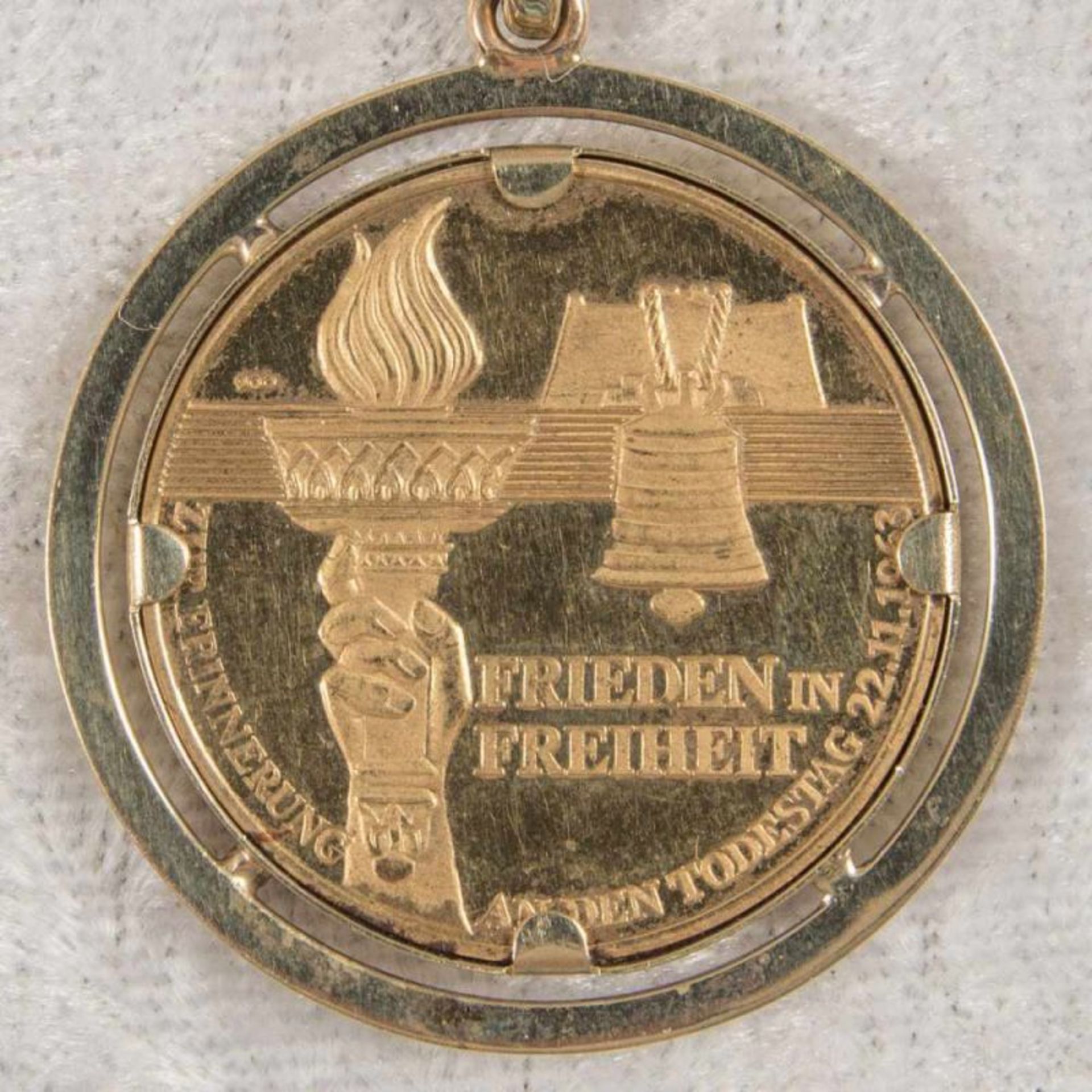 Gefasste "KENNEDY" - 900er Goldmünze, Fassung in 585er Gelbgold (ca. 14 gr.), Durchmesser ca. 32 mm. - Bild 2 aus 3