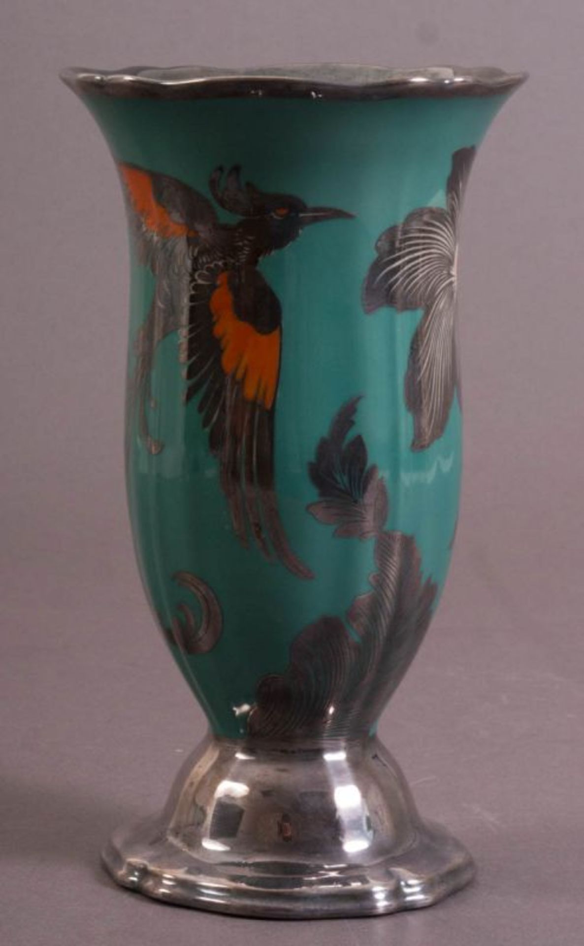 Rosenthal. Art Deco Tischvase. Farbig staffiertes Weißporzellan mit Silveroverlay-Dekor. Höhe ca. 21 - Bild 2 aus 5