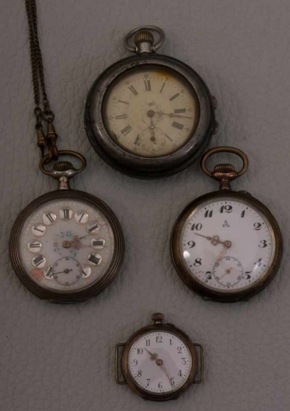 4teiliges Konvolut versch. Alter & antiker Uhren, 3 Taschenuhren & 1 frühe Armbanduhr, alle