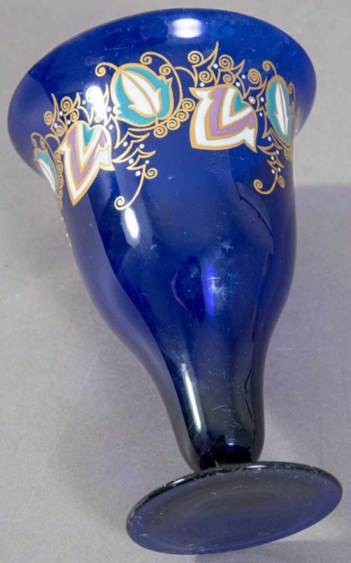 Pokalglasvase, Eichinger & Kleiber - Zwiesel, blauviolettes Glas mit polychromem Emailledekor. - Bild 3 aus 3