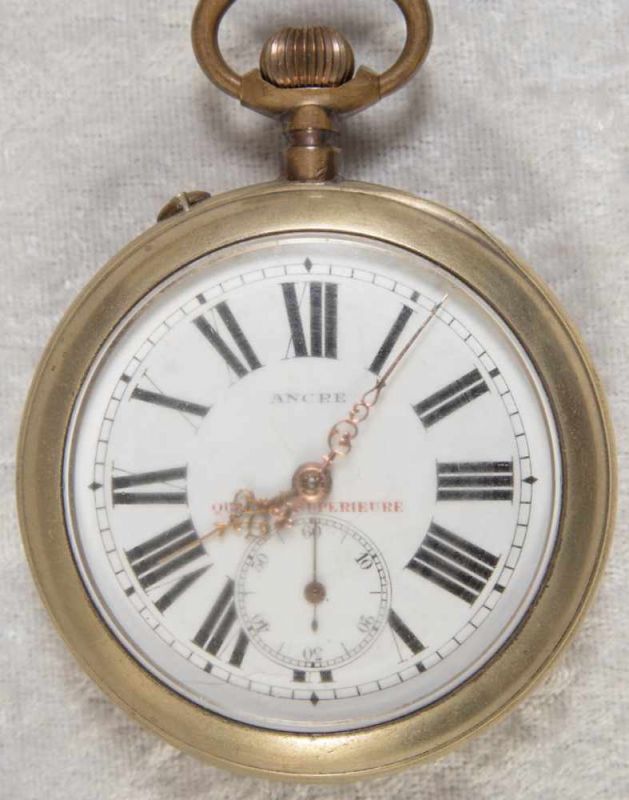 Große "ANCRE" - Taschenuhr, vernickeltes Metallgehäuse, hinterer Deckel mit jagdlicher Gravur.