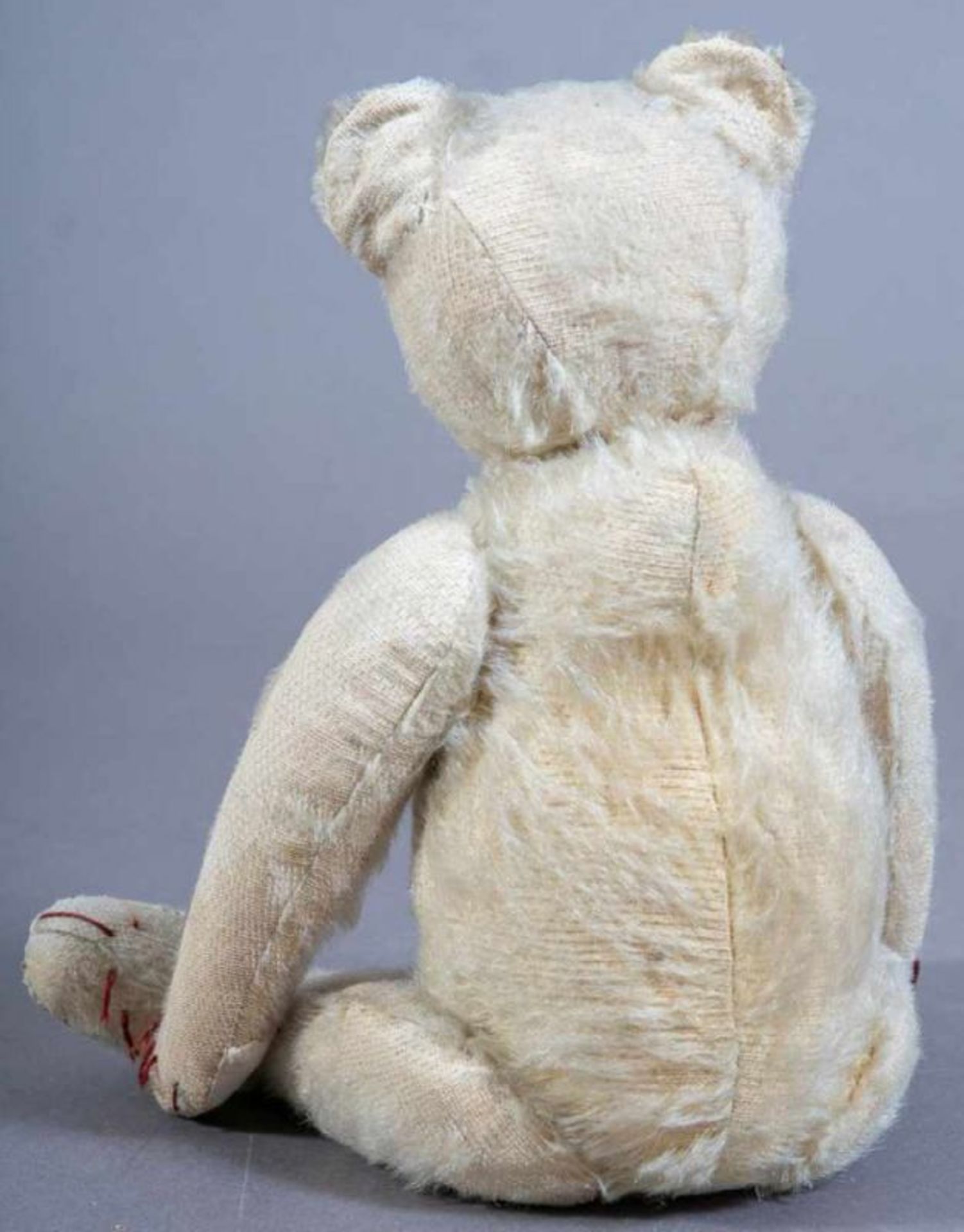 Antiker Teddy, Anfang 20. Jhd., Holzwolle-Füllung, bespielter Originalzustand, ursprünglich mit - Bild 2 aus 3