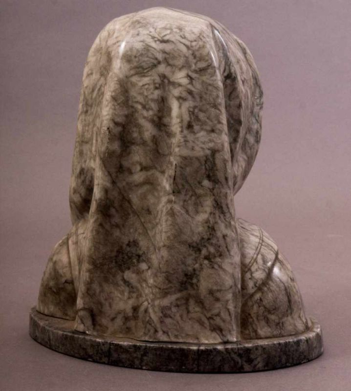 "Mädchenbüste" - Grauweiß geaderter Marmor, das Gesicht in Alabaster ausgeführt. Um 1900/20. Sehr - Image 4 of 4
