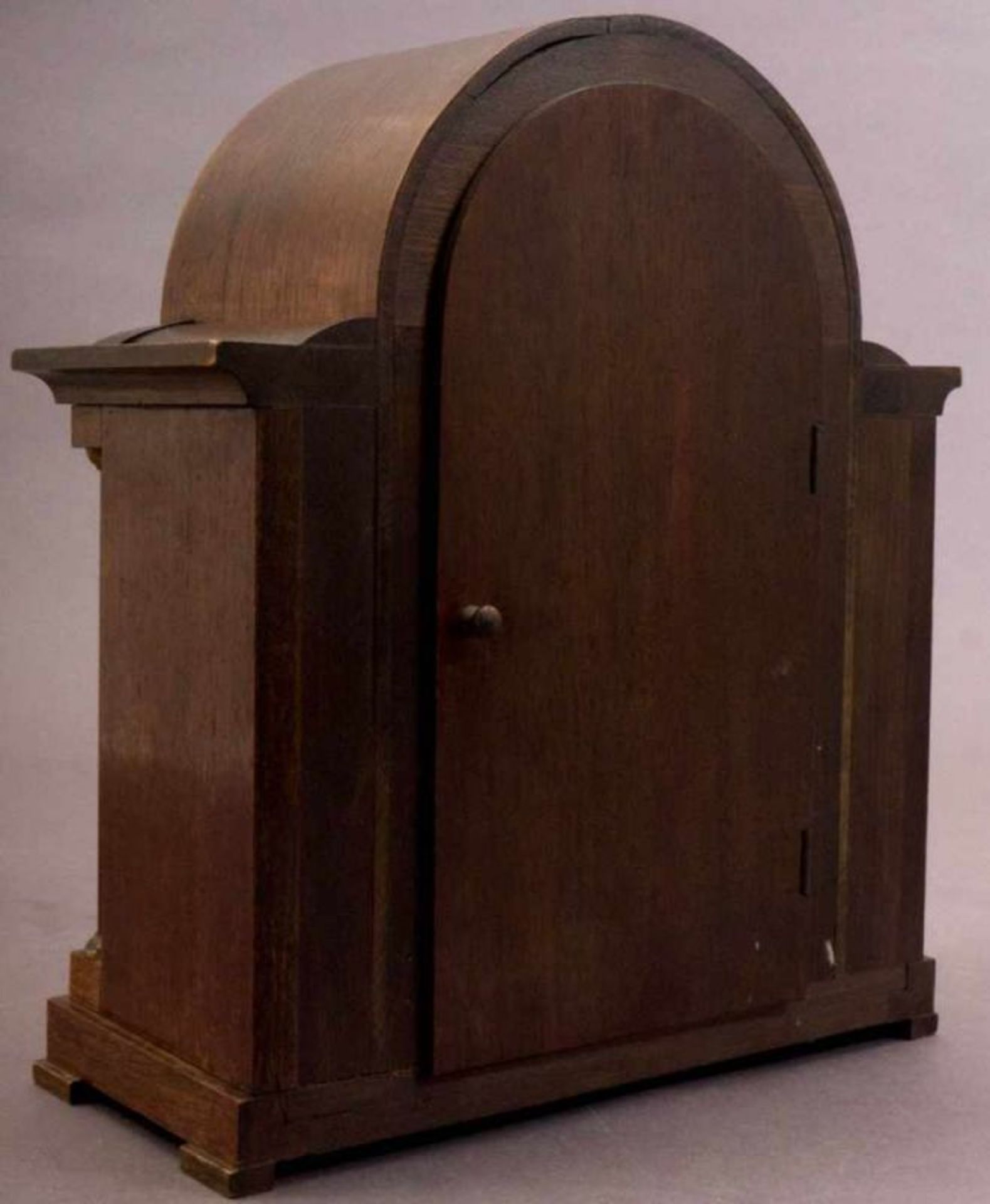 Tischuhr/Vertikouhr um 1900/20. Eichengehäuse mit seitlich frontal gestellten Säulen, ca. 31 x 26 - Bild 5 aus 5