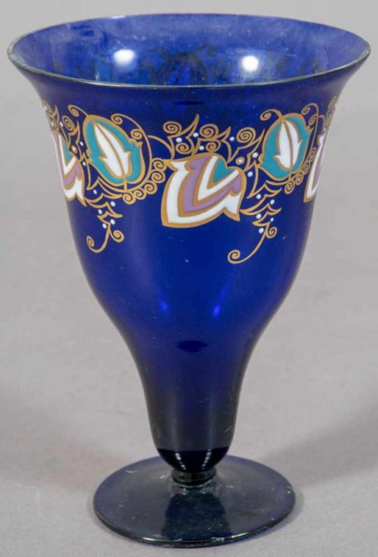 Pokalglasvase, Eichinger & Kleiber - Zwiesel, blauviolettes Glas mit polychromem Emailledekor.