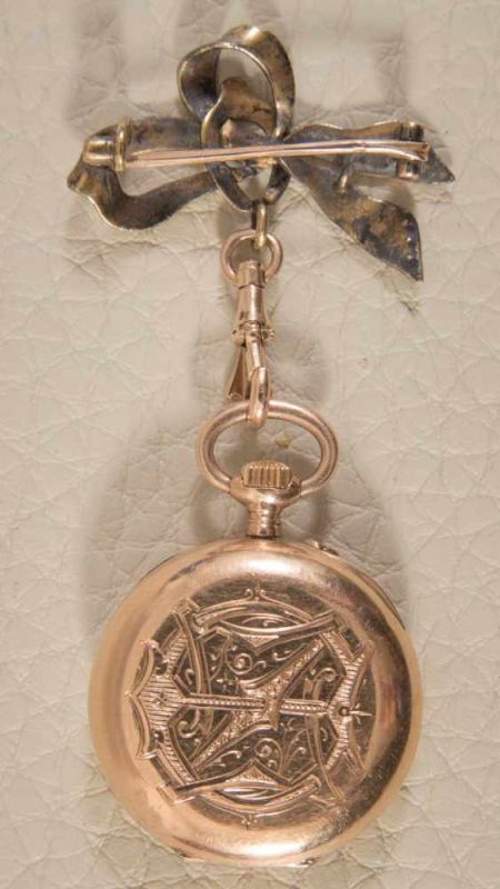 14 K goldene Damentaschenuhr an Schleifenbrosche (333er) mit 7 winzigen Perlen besetzt. Werk nicht - Image 2 of 9