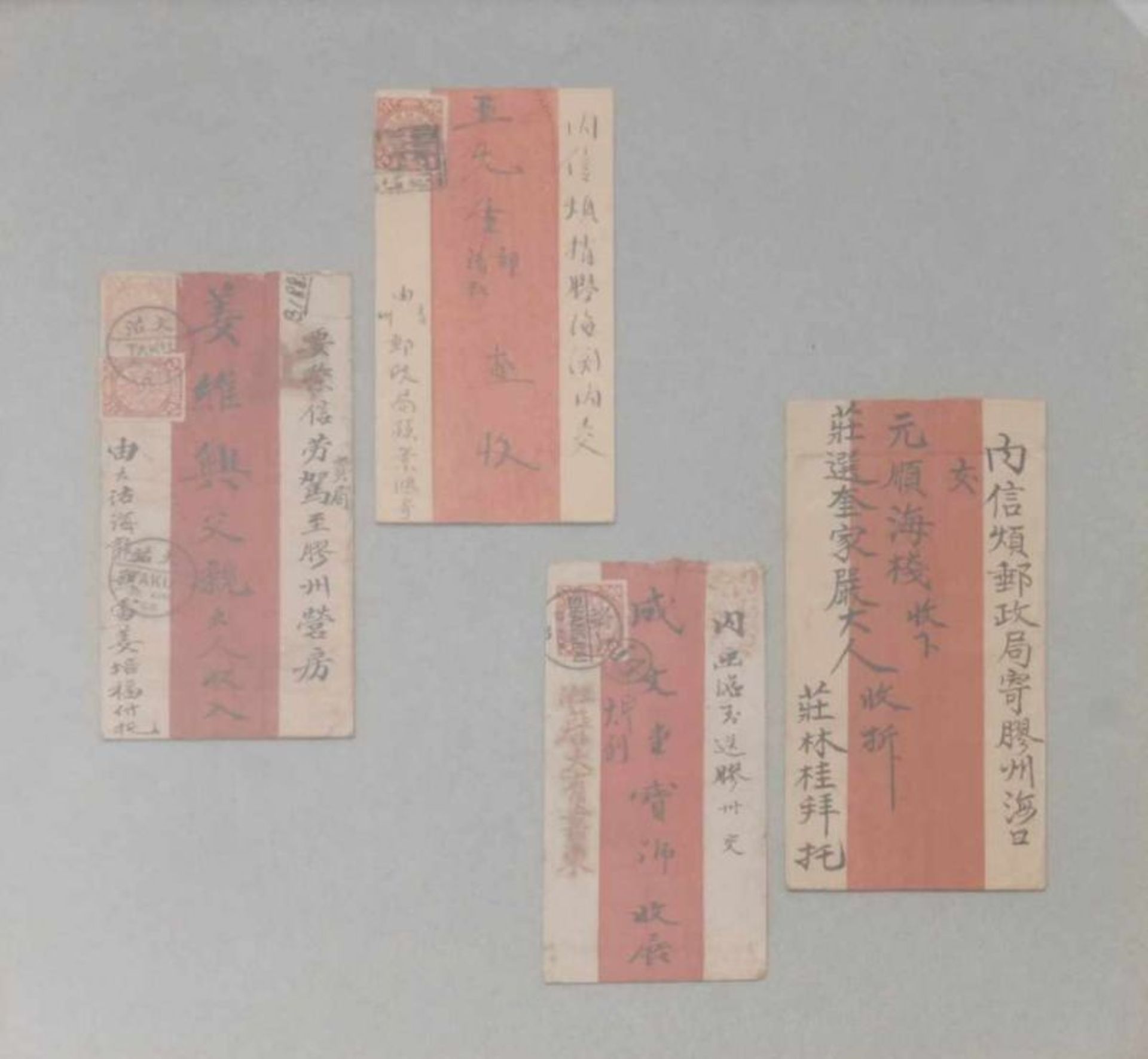 4 hinter Glas gerahmte chinesische Briefumschläge, unter anderem aus SHANGHAI. Rahmen beigegeben,