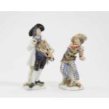 DER ERSCHROCKENE HARLEKIN UND "CRIS DE PARIS"-FIGUR MANN MIT DREHLEIER Meissen Porzellan. Farb-