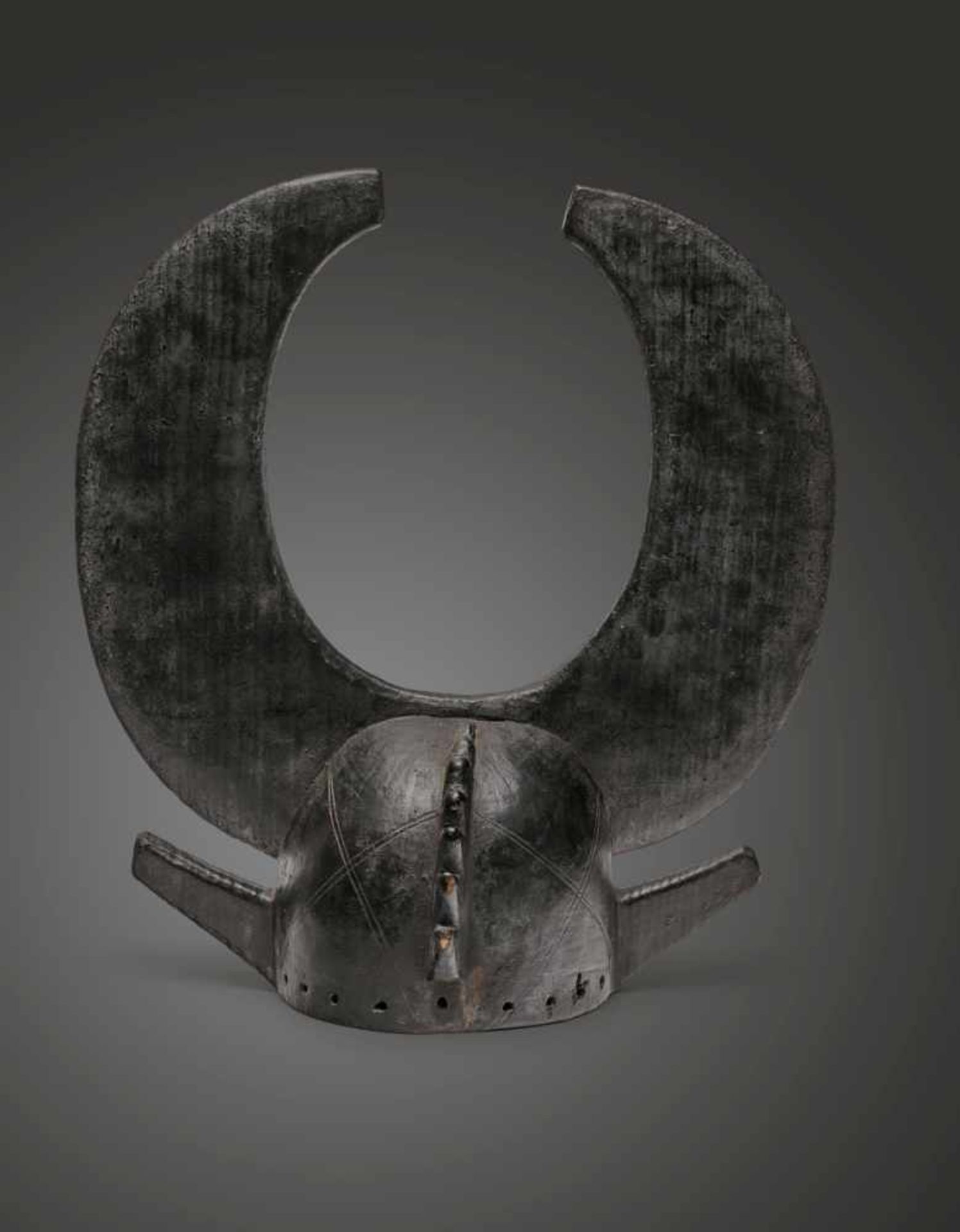 SENUFO, Elfenbeinküste Maske. Holz. H. 52, B. 47 cm. Schwarze, teilweise krustige Patina. Helm mit