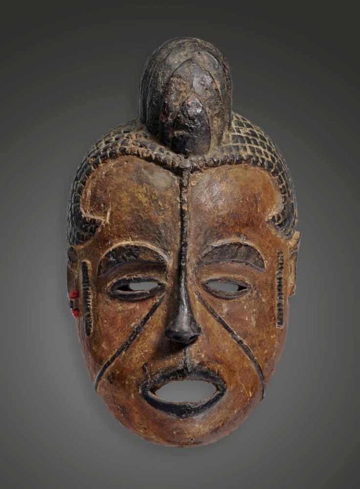 IBO/IDOMA, Nigeria Gesichtsmaske. Holz. Narbentatauierungen auf Schläfen und Wangen. H. 33 cm.