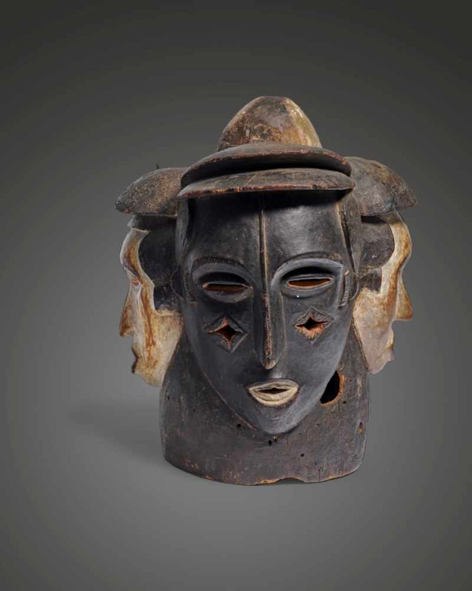 IDOMA, Nigeria Helmmaske mit vier Köpfen. H. 41 cm. Zwei weißen und zwei schwarzen, mit offenen, die