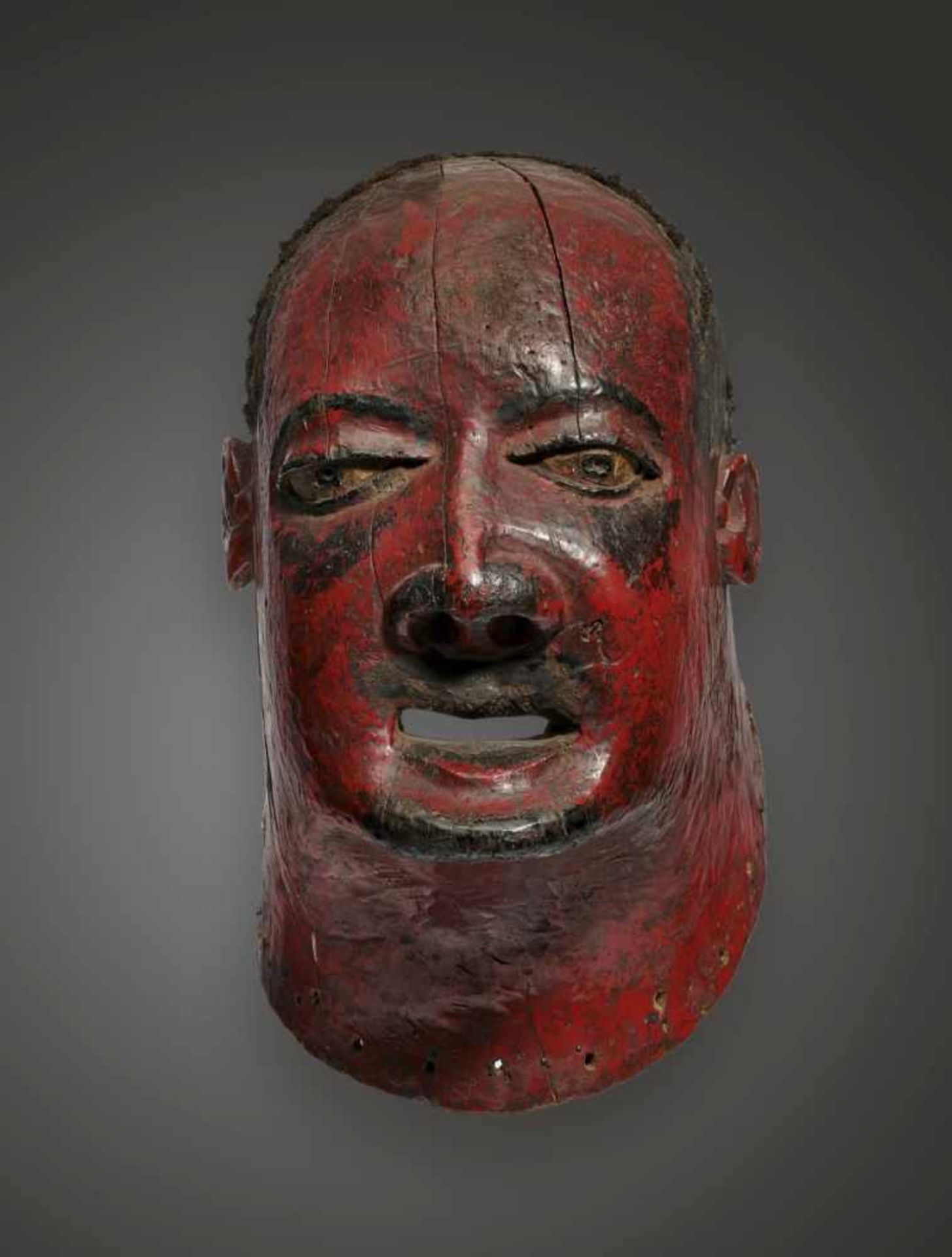 MAKONDE, Tanzania/Mozambique Helmmaske für den Mapiko-Tanz. H. 35 cm. Schwarz und rot bemalt und mit