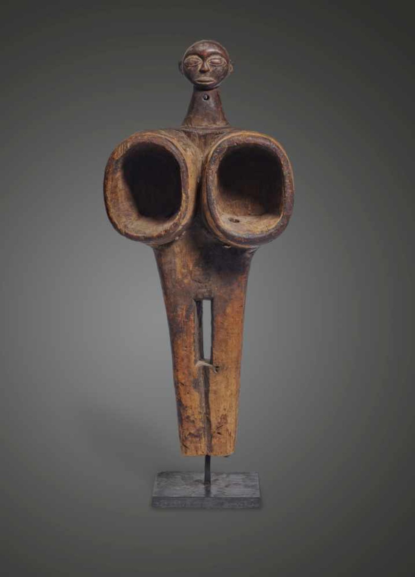 LUBA SHANKADI, D. R. Kongo Blasebalg. Aus Holz. H. 77 cm. Schwärzliche Rußpatin. Kleine