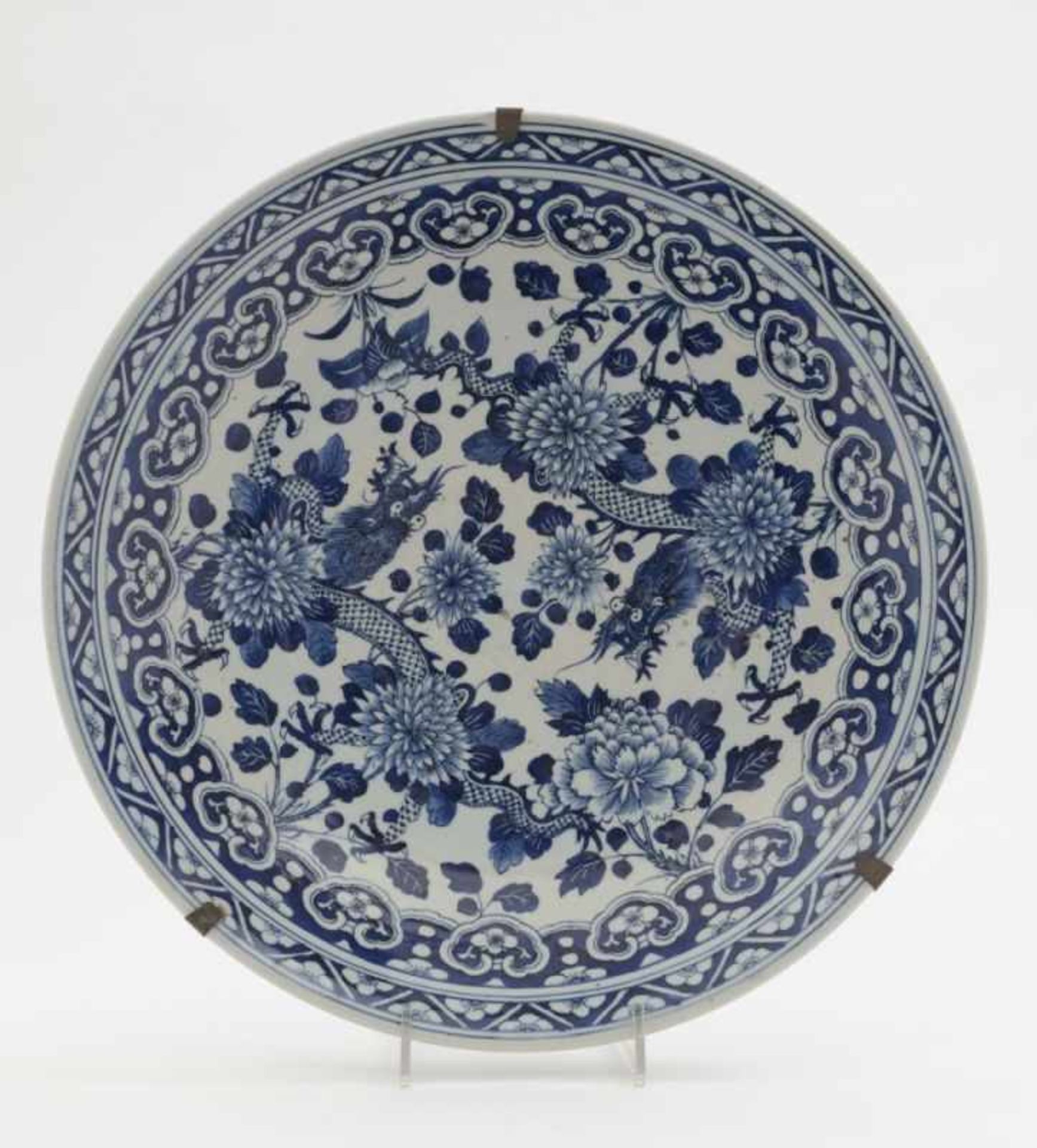 Ein Paar Platten China Porzellan. Blaudekor: vierklauige Drachen zwischen stilisierten - Bild 2 aus 2