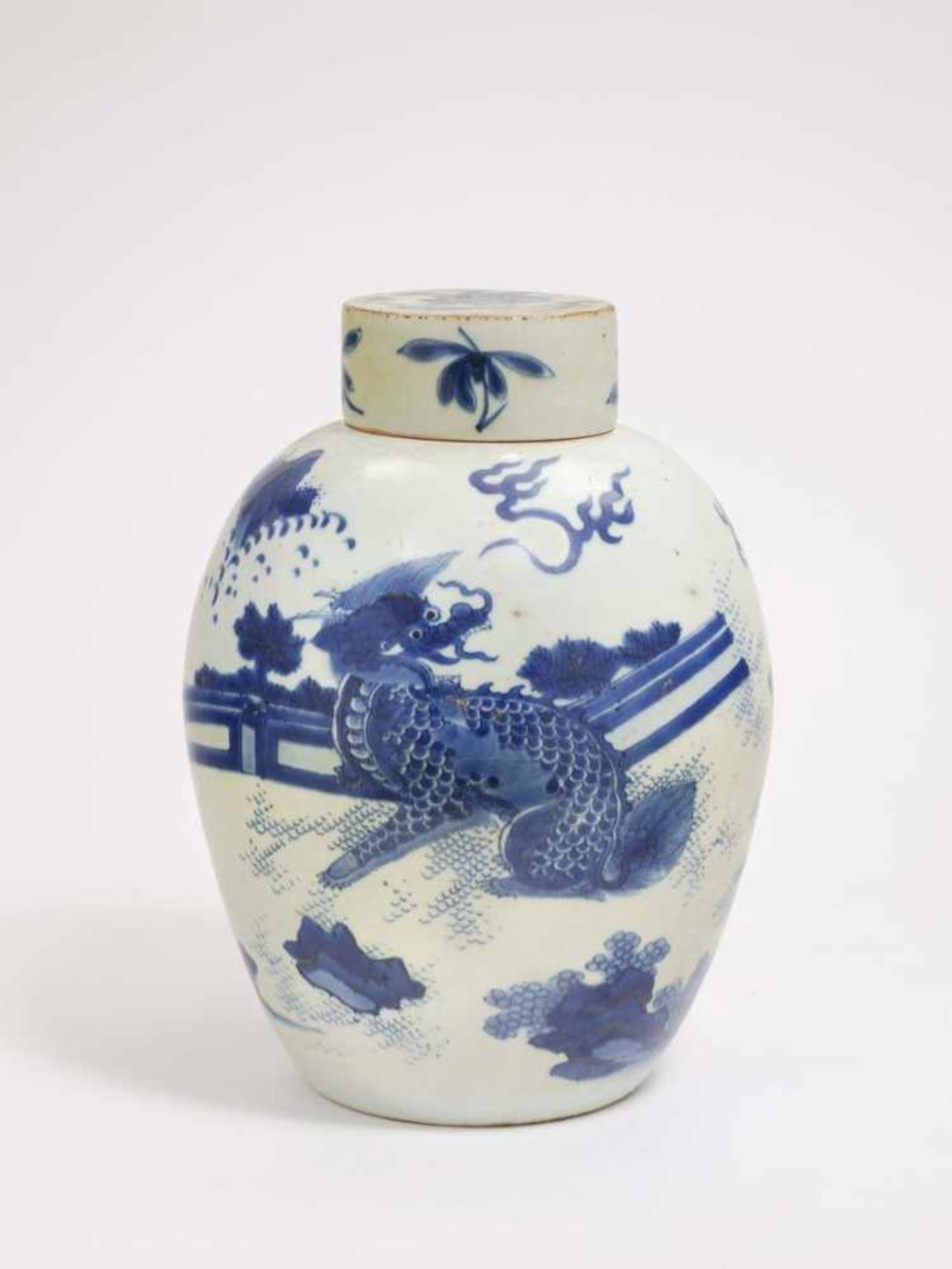 Ingwertopf China Porzellan. Ovaler Korpus mit flachem Deckel. Blaudekor: Hirsch und Drache in