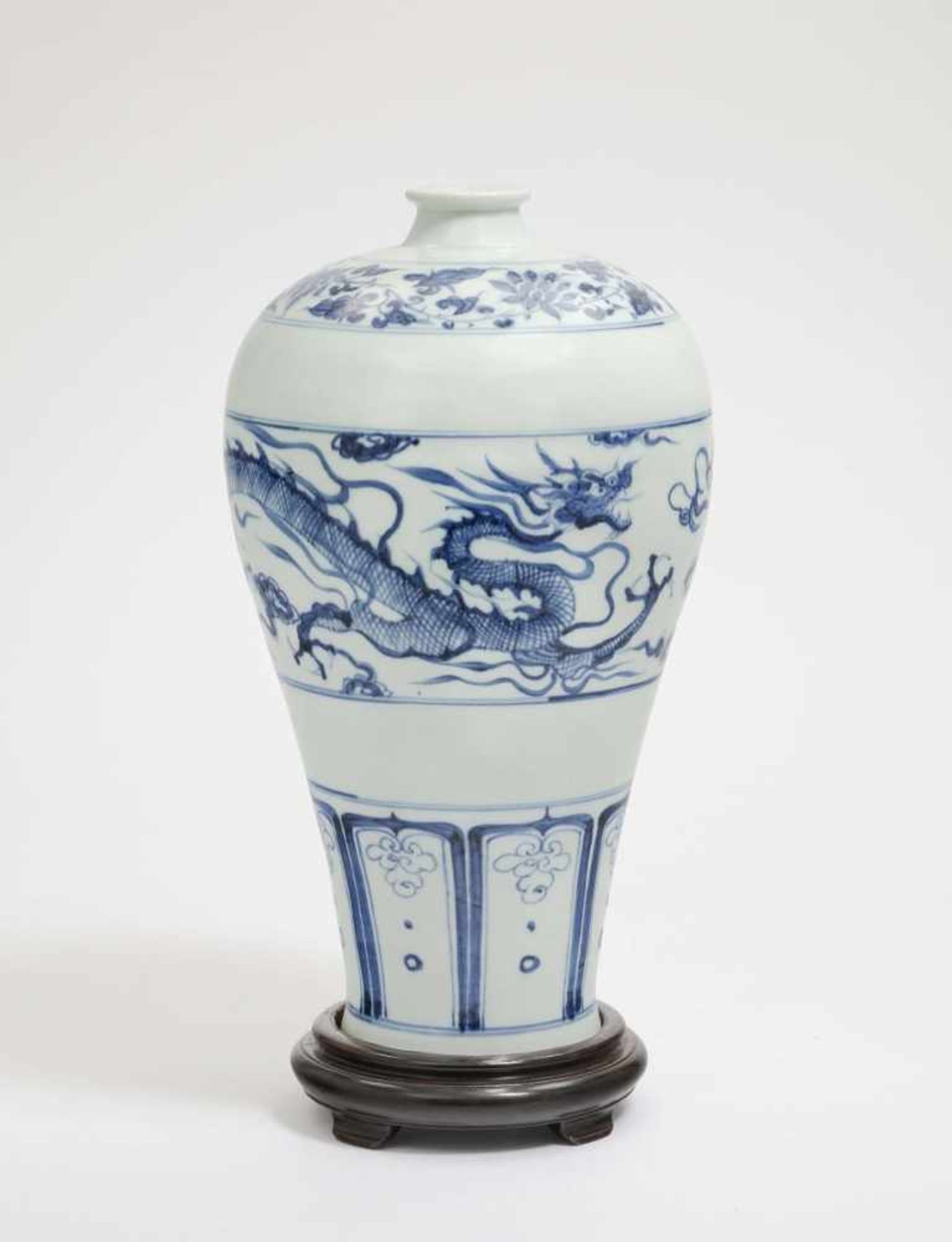 Vase China, 19./20. Jh., Yuan-Stil Porzellan. Balusterform mit enger Mündung. Blaudekor: Vasenansatz