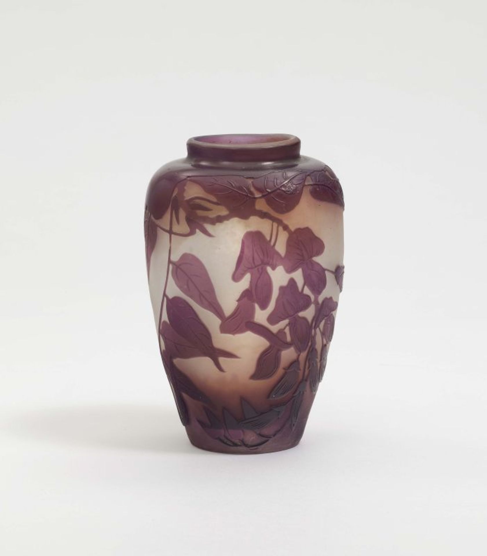 Vase Emile Gallé, Nancy, 1900-1910 Farbloses Mattglas. Ovoide Form, gedrückt. Violette