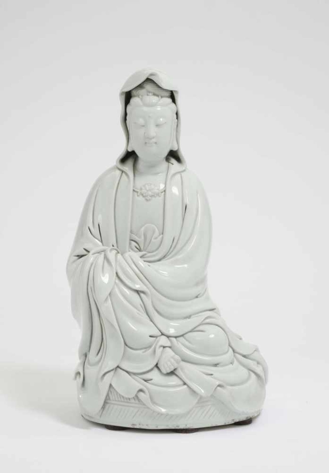 Guanjin China, Qing, um 1900 Blanc de chine. H. 32,5 cm. GUANYIN China, Qing, circa 1900 Blanc de