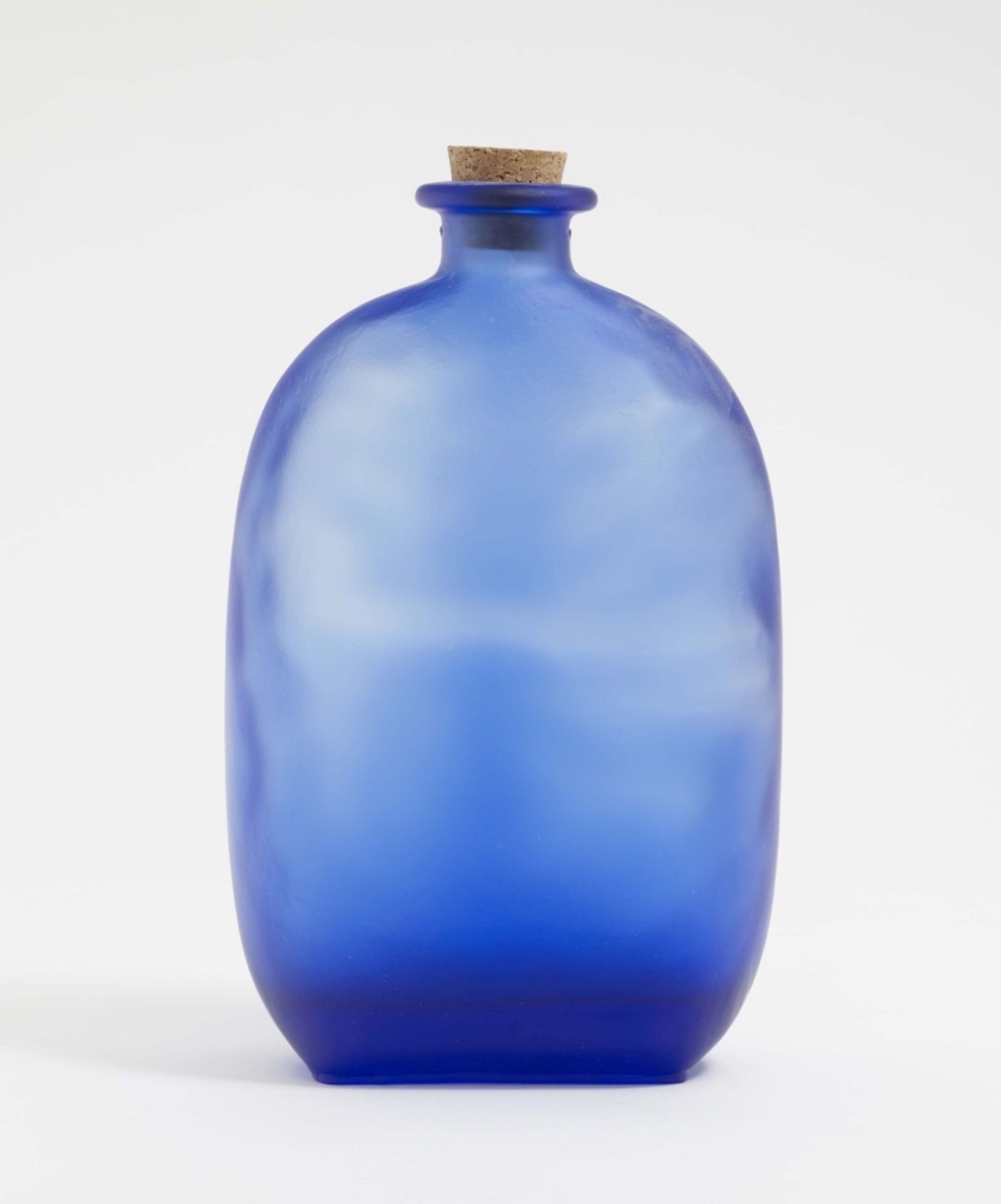 Flasche Glas. Ovoide Form, gedrückt. Korkstöpsel. Blau, matt geätzt. H. 23 cm. A bottle; Glass. Cork