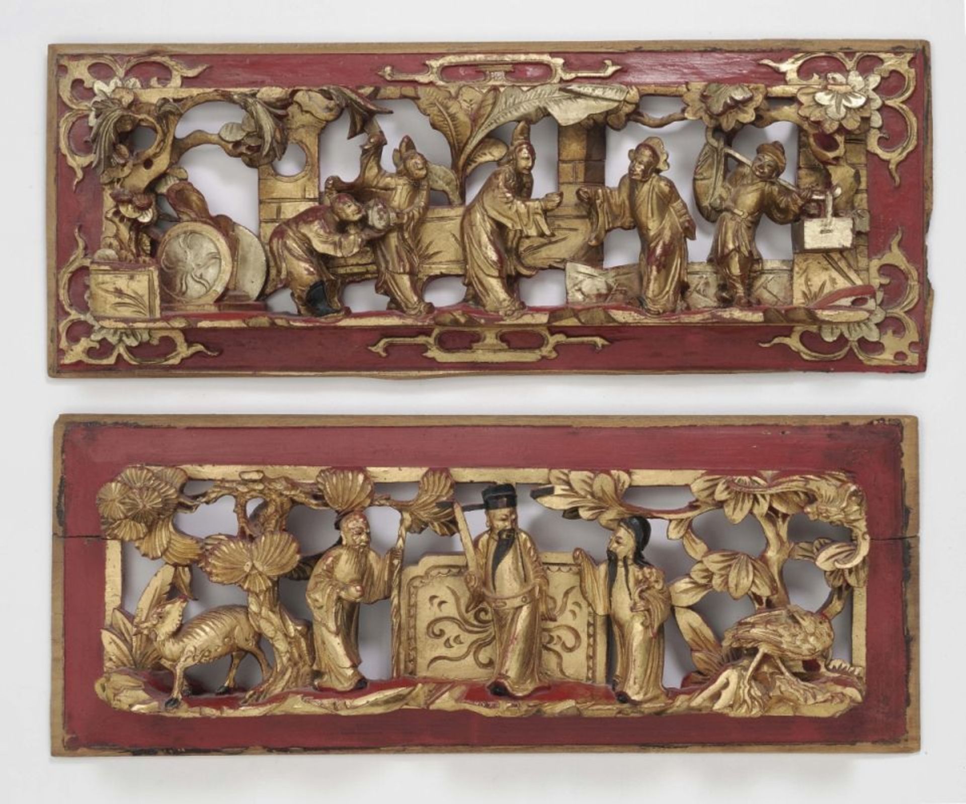 Vier Reliefschnitzereien China Holz, geschnitzt, Rot und Gold gefasst. Verschiedene figürliche - Image 2 of 2