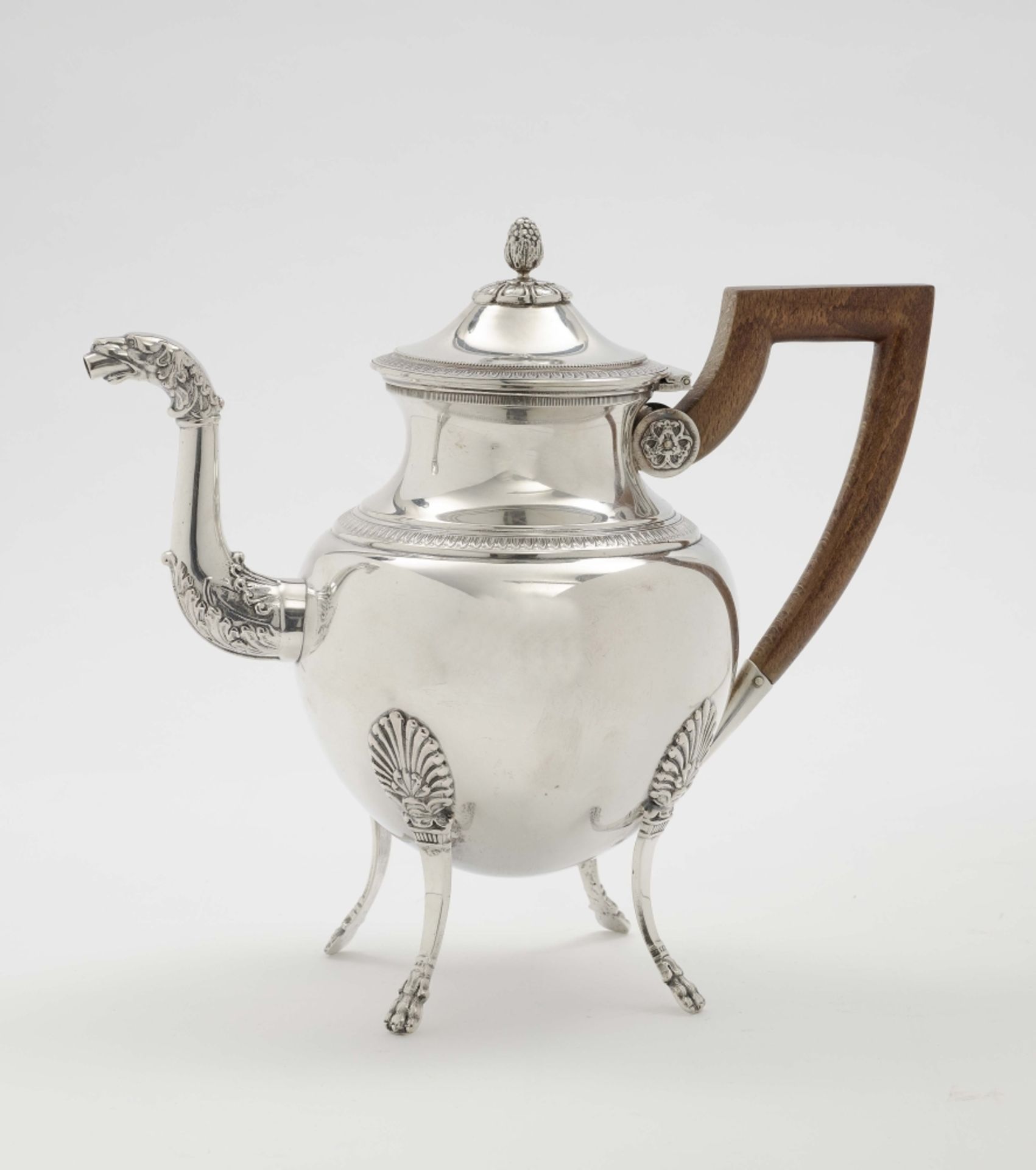 Teekanne Empirestil Silber. Balusterform auf Tatzenfüßen mit Tierkopfausguss und Scharnierdeckel,