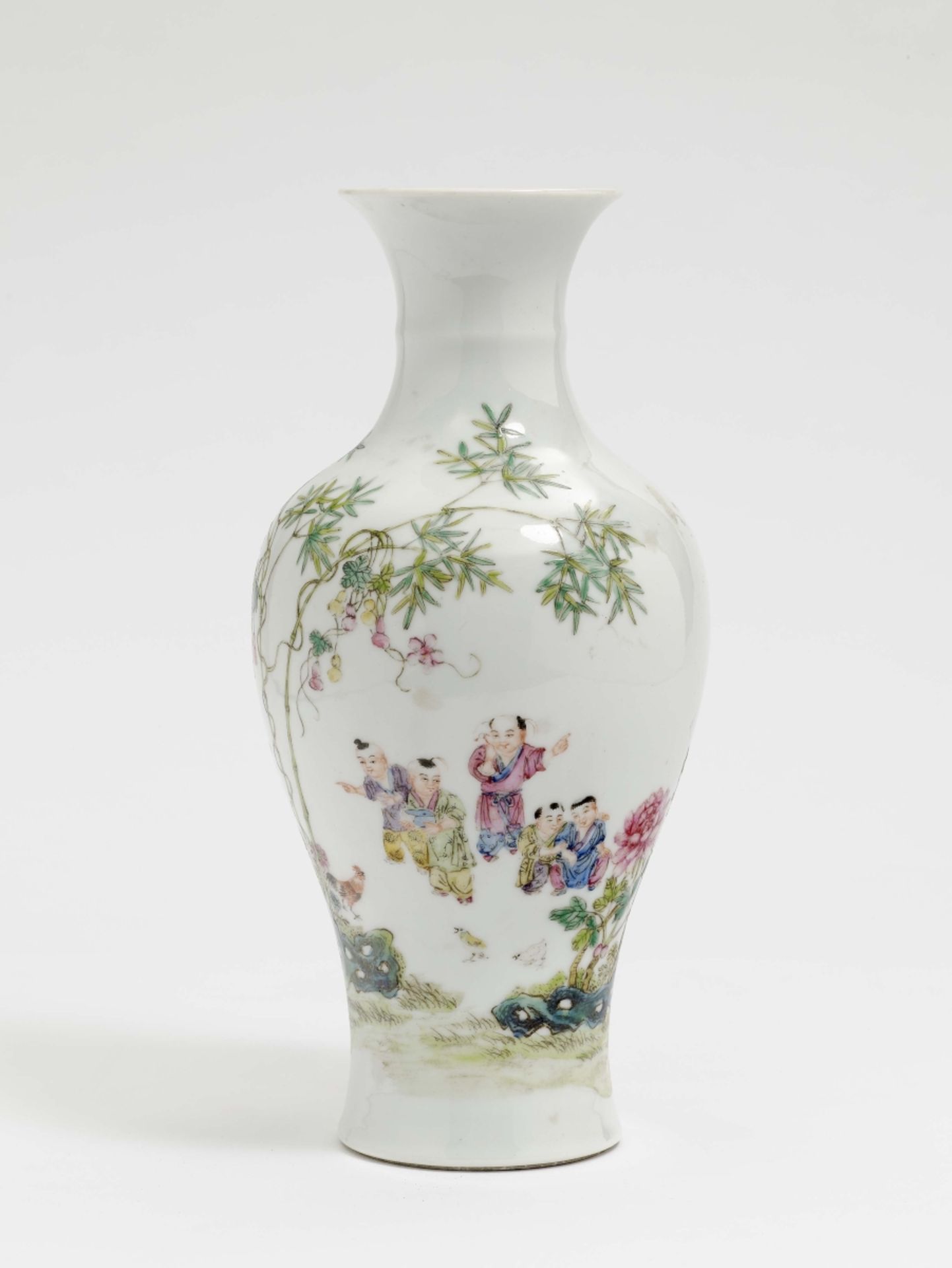 Vase China Porzellan. Balusterform. Bunter Schmelzfarbendekor: Kinder in Landschaft mit