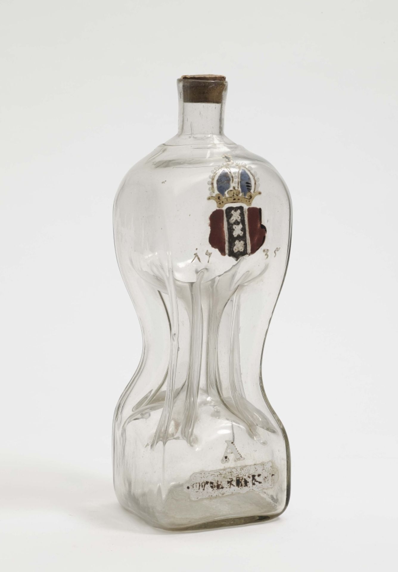 Kuttrolf Datiert 1735 Farbloses Glas. Mittig eingezogene Flasche mit fünf Kanälen. Frontal bunter