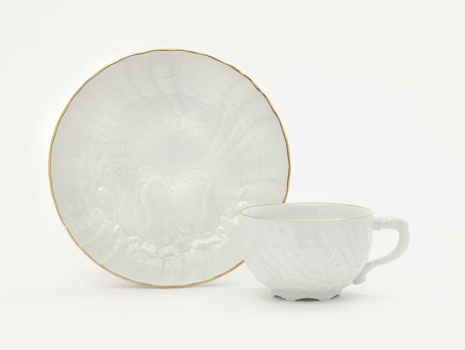 Tasse mit Untertasse Meissen Porzellan. Goldstaffage. Reliefierter "Schwanenservice"-Dekor. Blaue