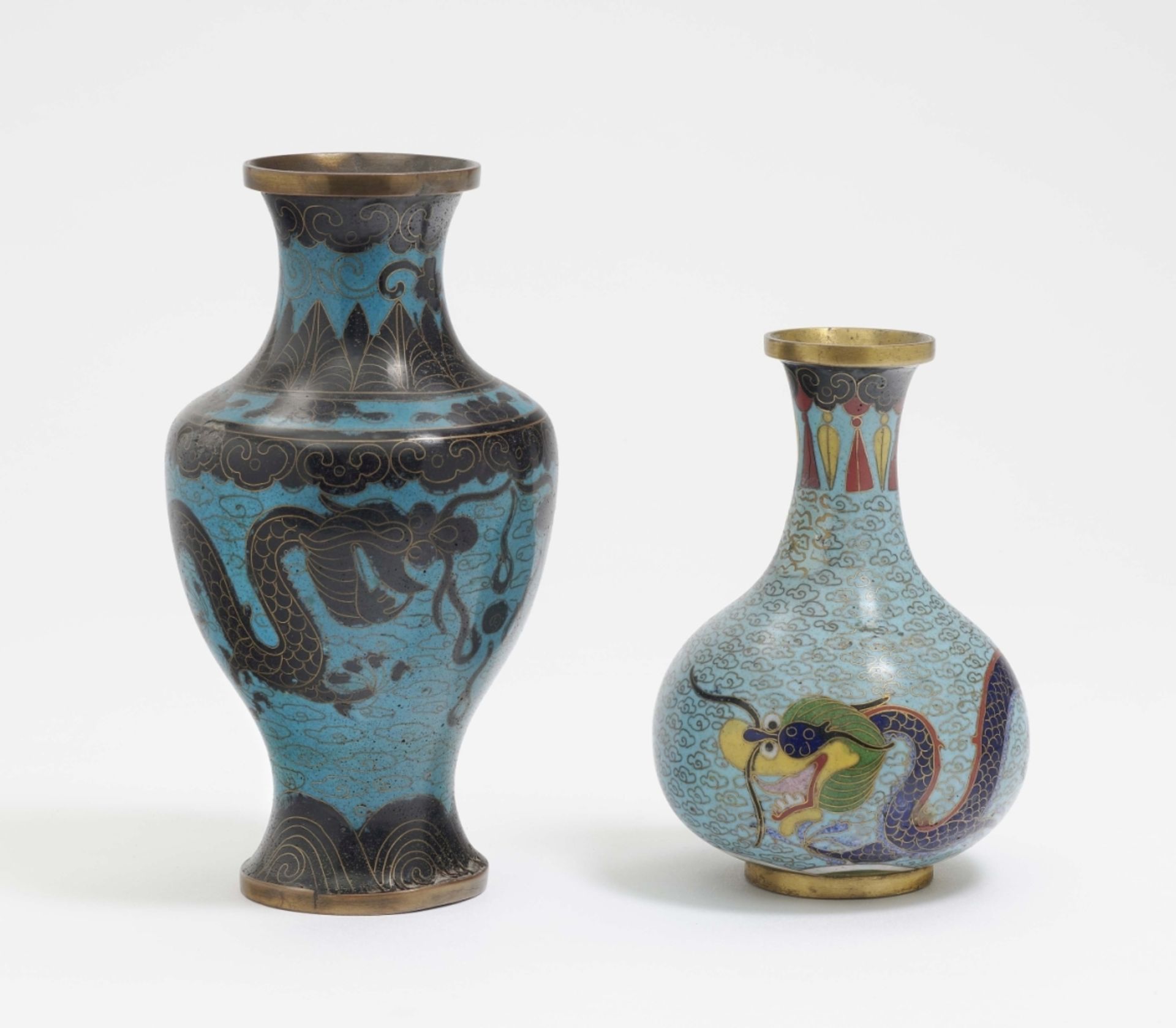 Zwei Cloisonné-Vasen China Metall, Email. Baluster- bzw. Keulenform. Verschiedene Drachendekore