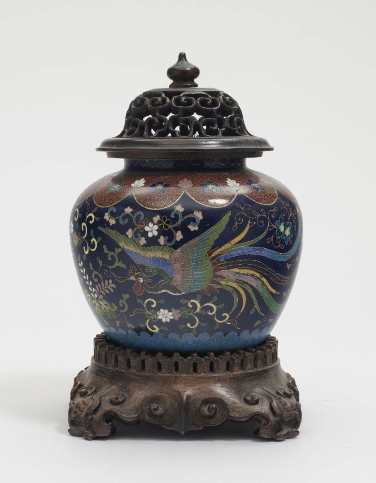 Cloisonné-Vase China Metall, Email. Gebaucht auf drei Füßen. Bunter Emaildekor auf blauem Fond: