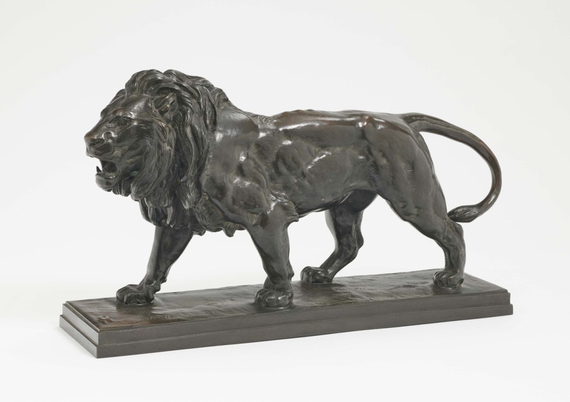 Lion qui marche Antoine Louis Barye (1795 Paris - 1875 ebenda) Schreitender Löwe. Bronze, grünlich