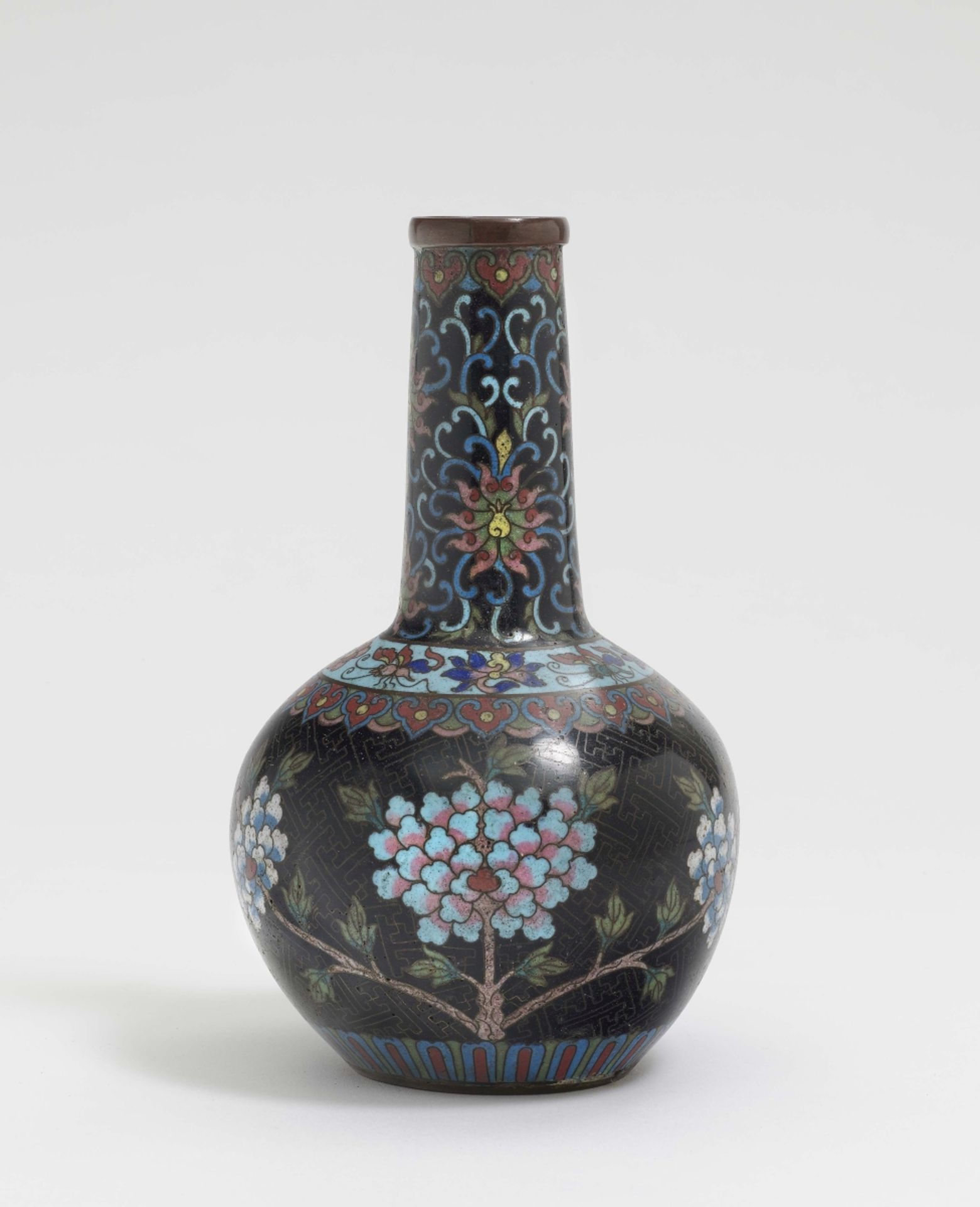 Cloisonné-Vase China Metall, Email. Keulenform. Bunter floraler Dekor auf schwarzem Fond. H. 18