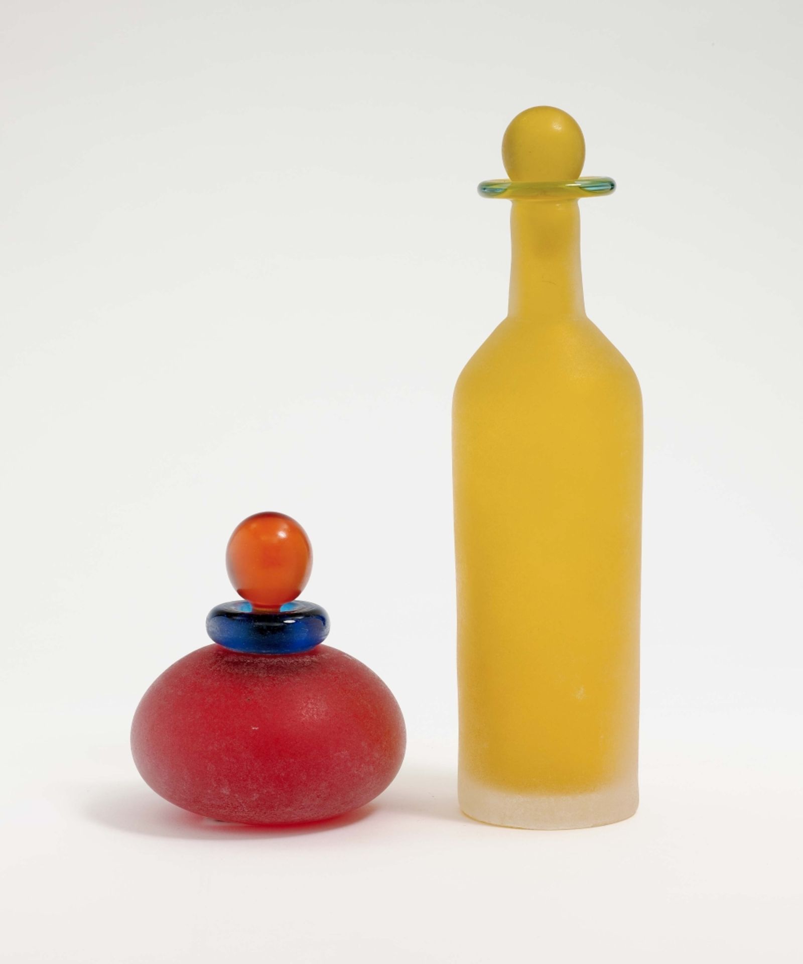 Zwei Flakons Franco Moretti, Murano Glas. Zylindrisch bzw. bauchig. Rot und gelb, eisglasgeätzt.