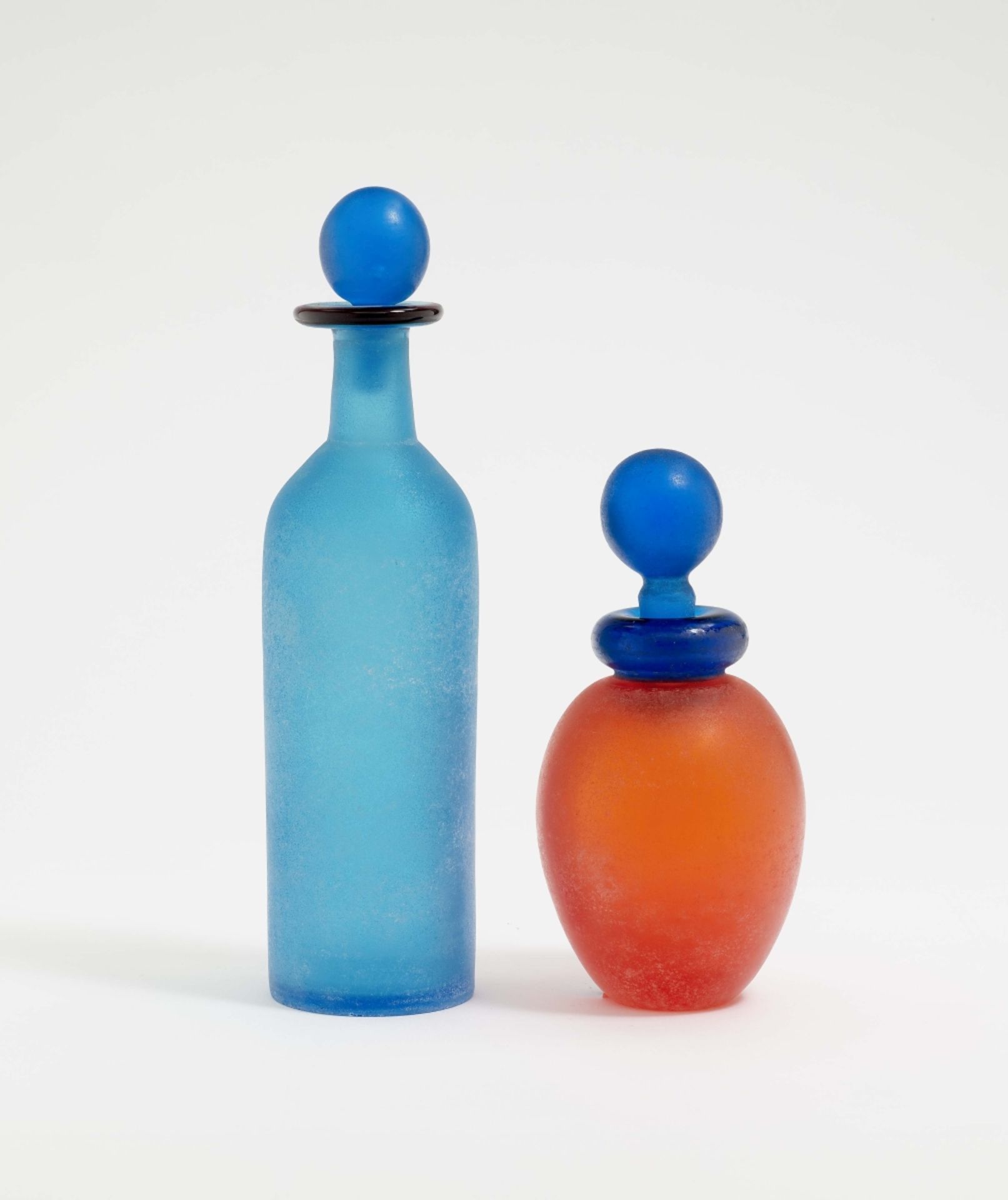 Zwei Flakons Franco Moretti, Murano Glas. Zylindrisch bzw. bauchig. Blau und orange,