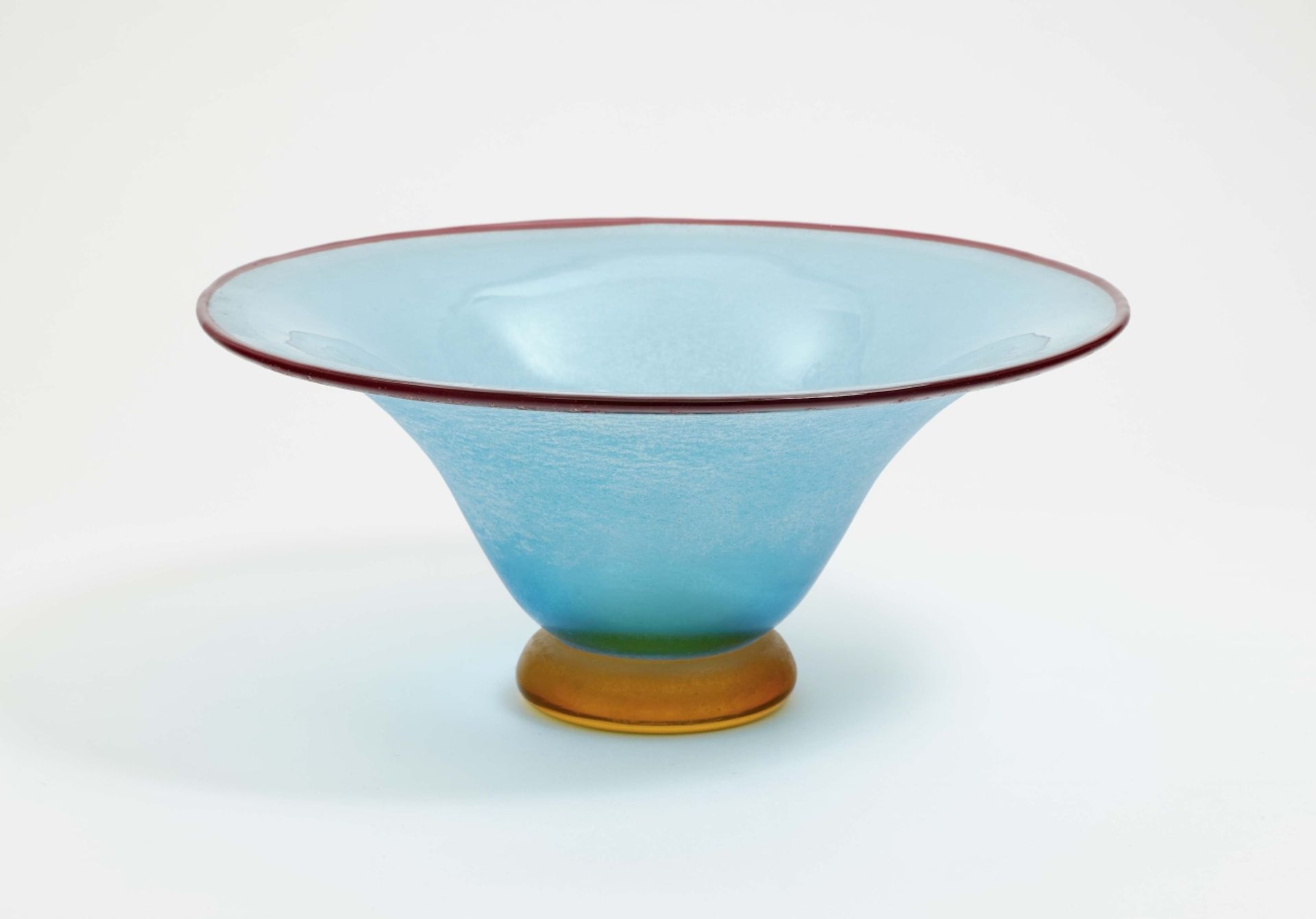 Schale Franco Moretti, Murano Glas. Blau, eisglasgeätzt. Roter Rand. Gelber Fuß. Am Boden bez.