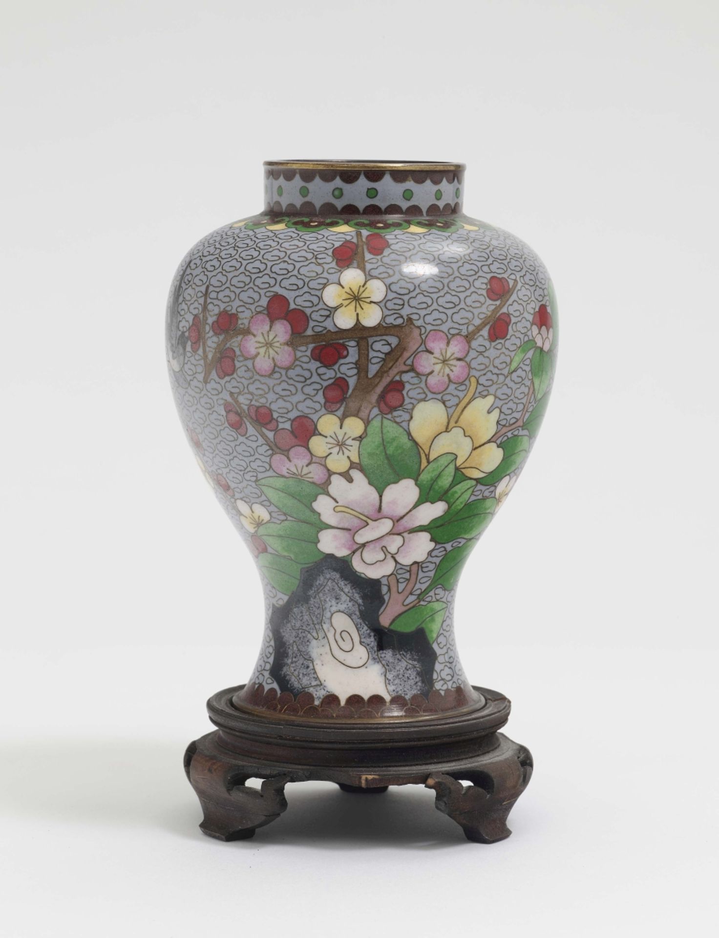 Cloisonné-Vase China Metall, Email. Balusterform. Bunter floraler Dekor auf hellgrauem Fond. H. 17