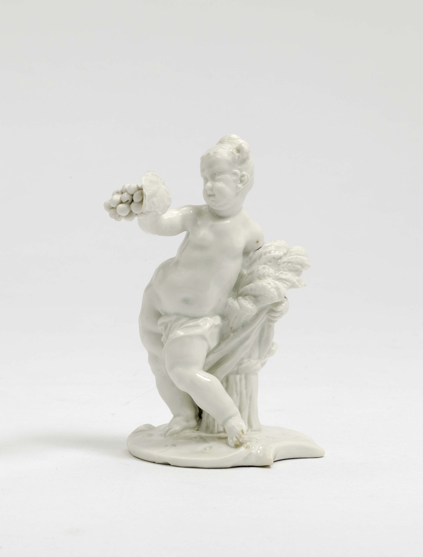 Putto als Ceres Nymphenburg, um 1770, Modell von F. A. Bustelli Porzellan. Weiß. Auf flacher Plinthe