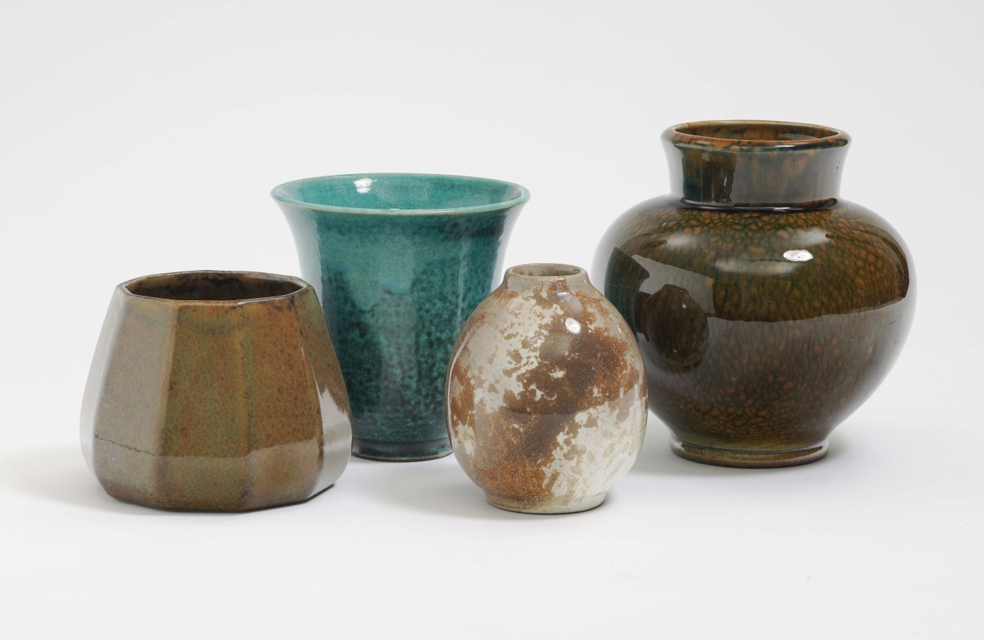 Vier Vasen U.a. Steingutfabrik Velten-Vordamm, 1930er Jahre Keramik, verschieden farbig glasiert.