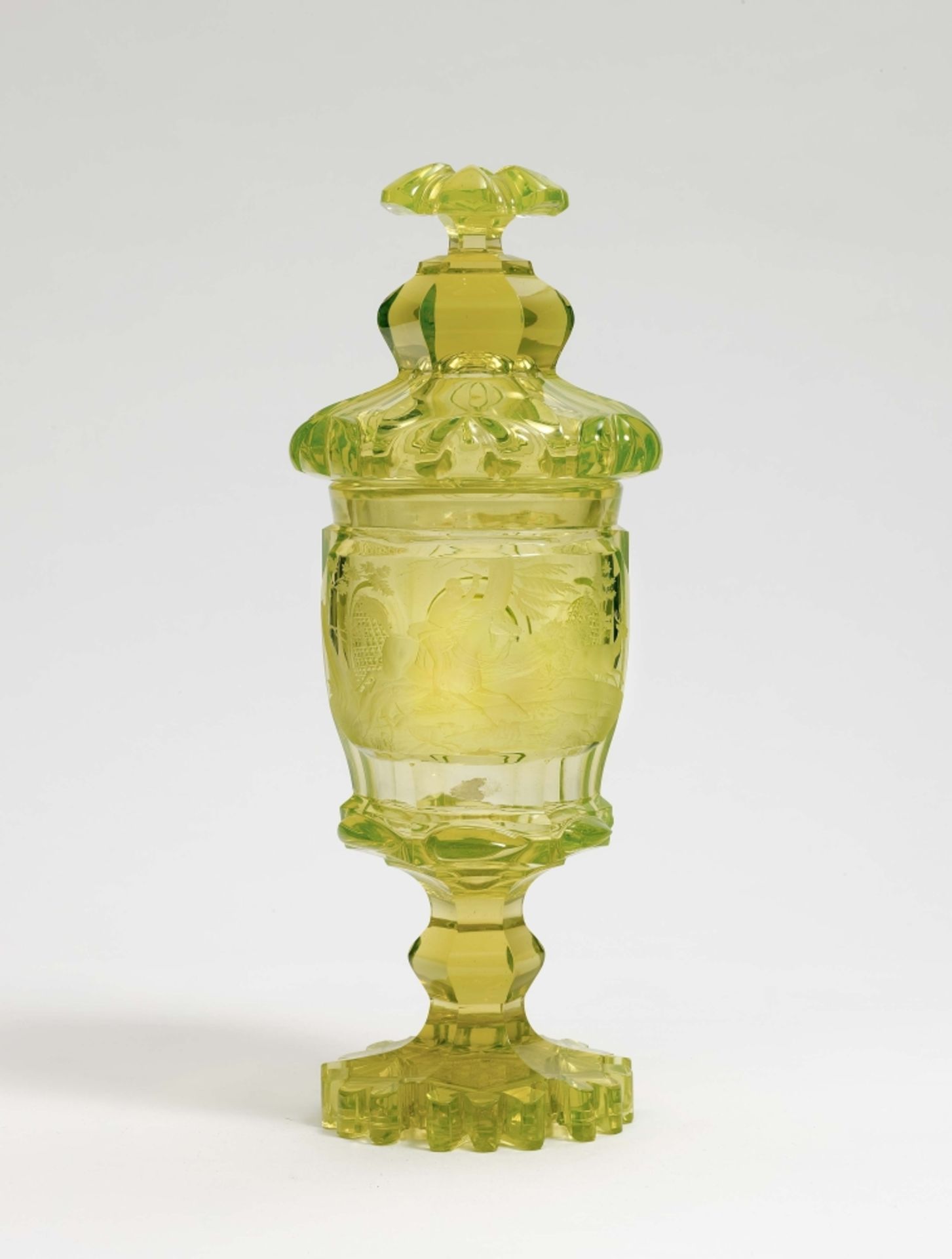 Deckelpokal Böhmen, um 1850 Annagelbes Glas. Passiger Walzenschlifffuß mit Kerbschliff. Geschnittene