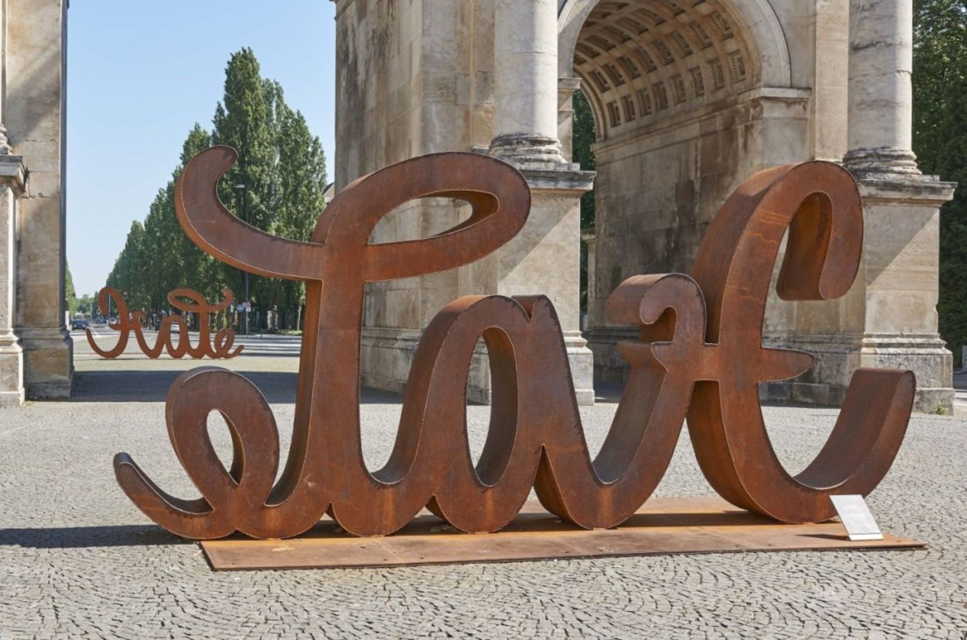 Weiss, Mia Florentine 1980 Würzburg - lebt in Berlin LOVE HATE. 2018 Ambigramm-Skulptur. Stahl,