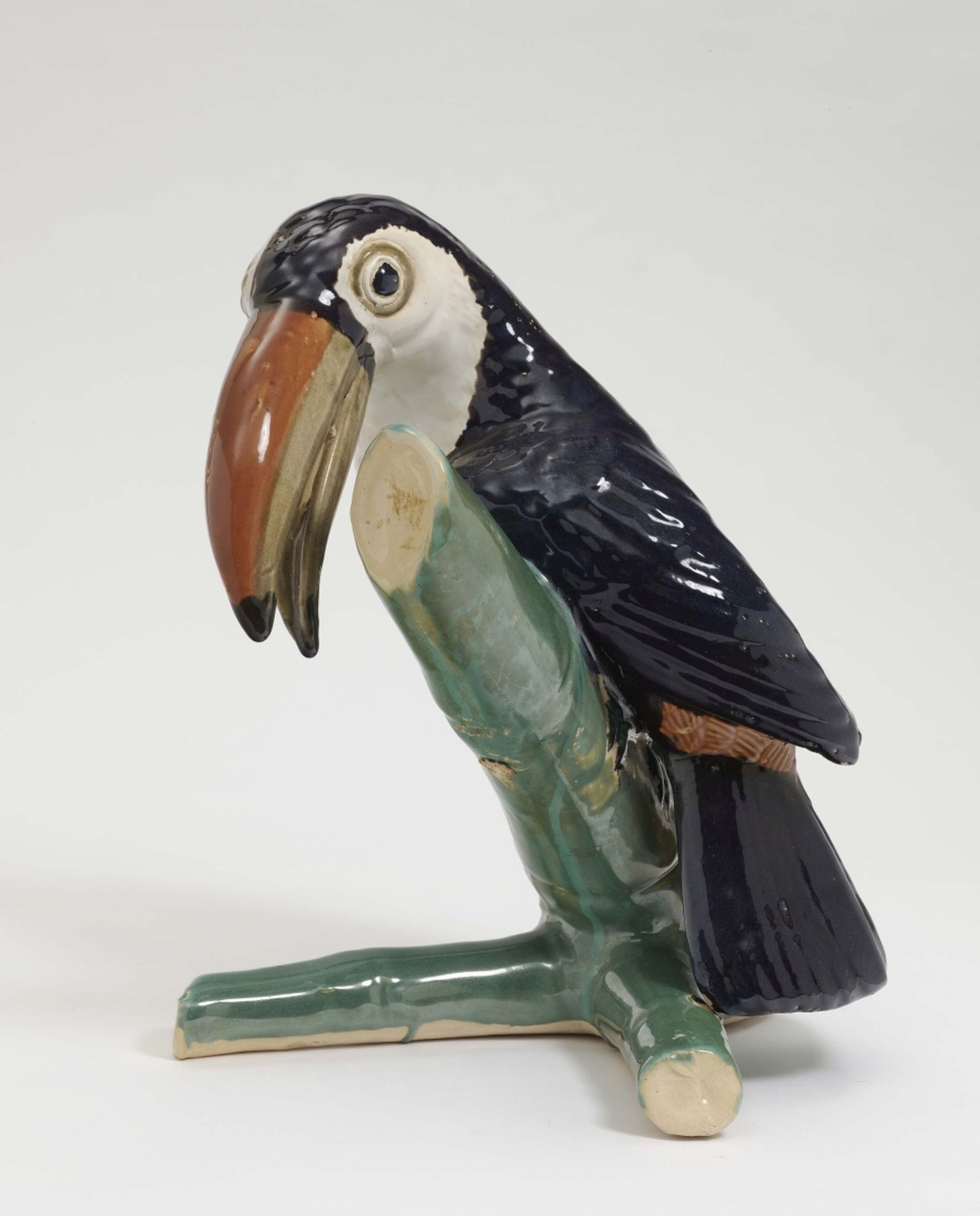 "Tukan" Keramik, farbig glasiert. Auf einem Ast sitzend. H. 35 cm. A toucan; Ceramics, coloured