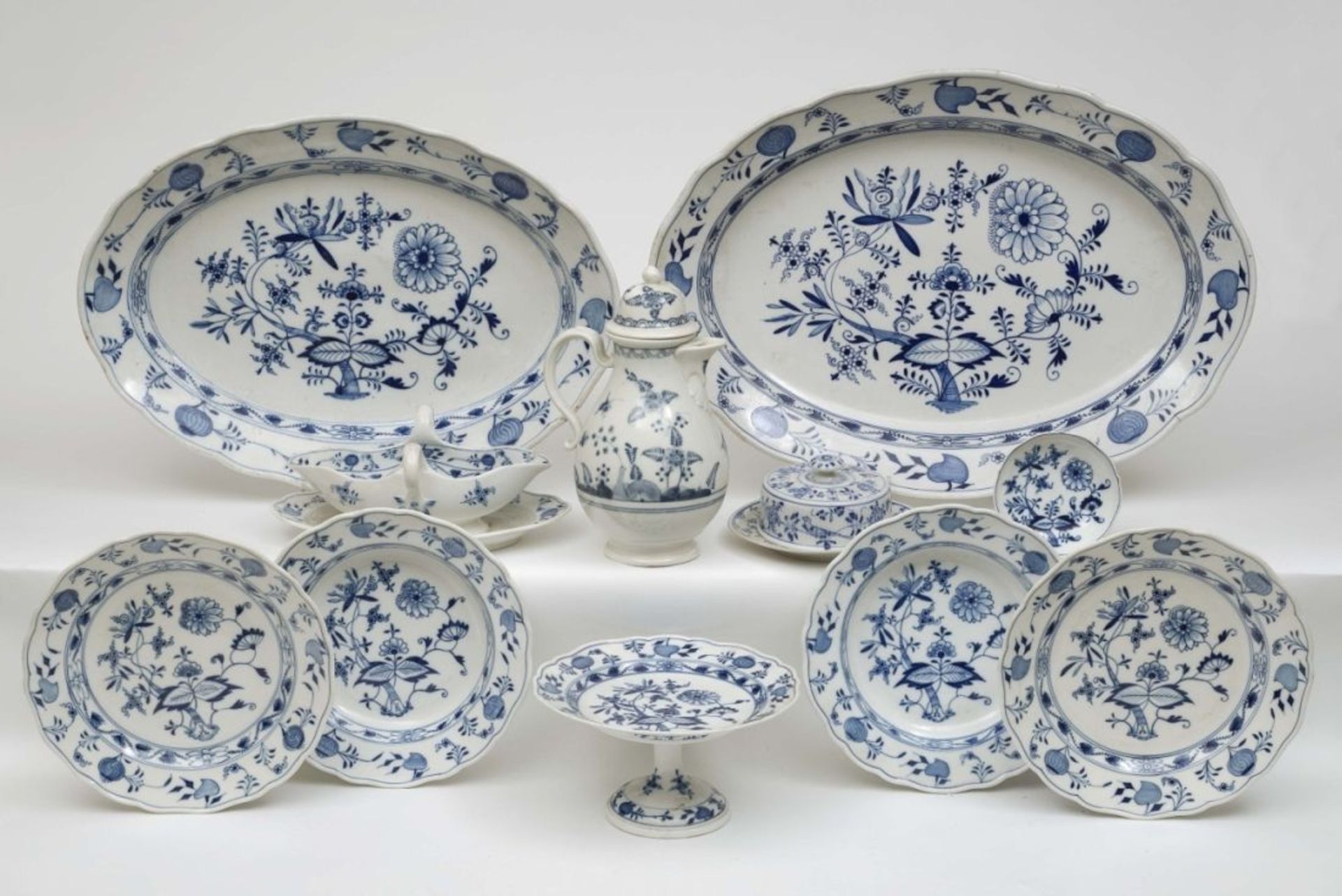 Neun Serviceteile "Zwiebelmuster" Meissen Porzellan. Blaue Schwertermarken mit Knäufen, tlw. zwei