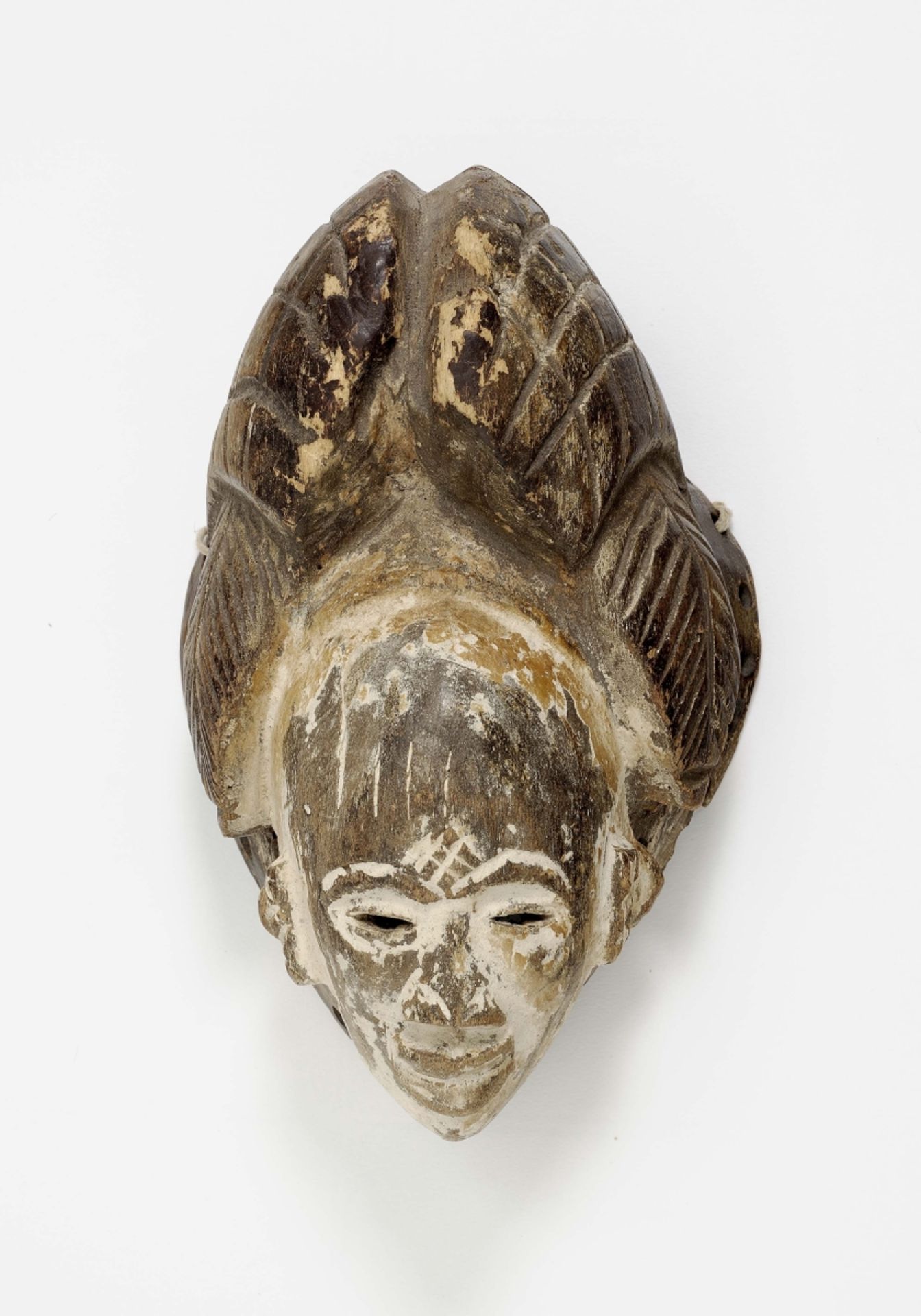 PUNU, Gabun Moukoudji-Maske. Holz, bräunlich und weiss bemalt. H. 21 cm. Min. besch. A PUNU MASK